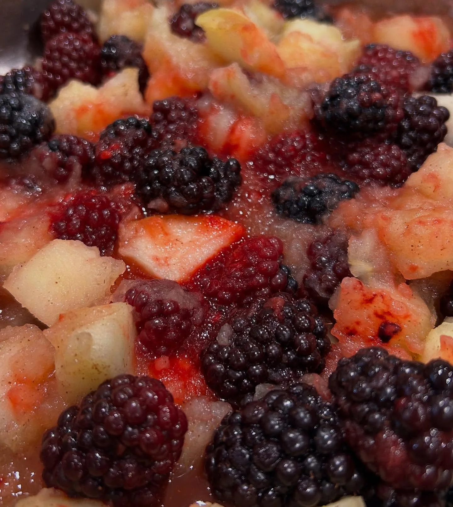 Autumnal 🍂 rainy day in London 🇬🇧 and while waiting in for my 9am-6pm mattress delivery I passed the time cooking!

🍂 Autumnal Blackberry &amp; Apple 😋
🍅 Braised tomato &amp; chickpeas with harissa and parsley - tonight's supper with some salmo