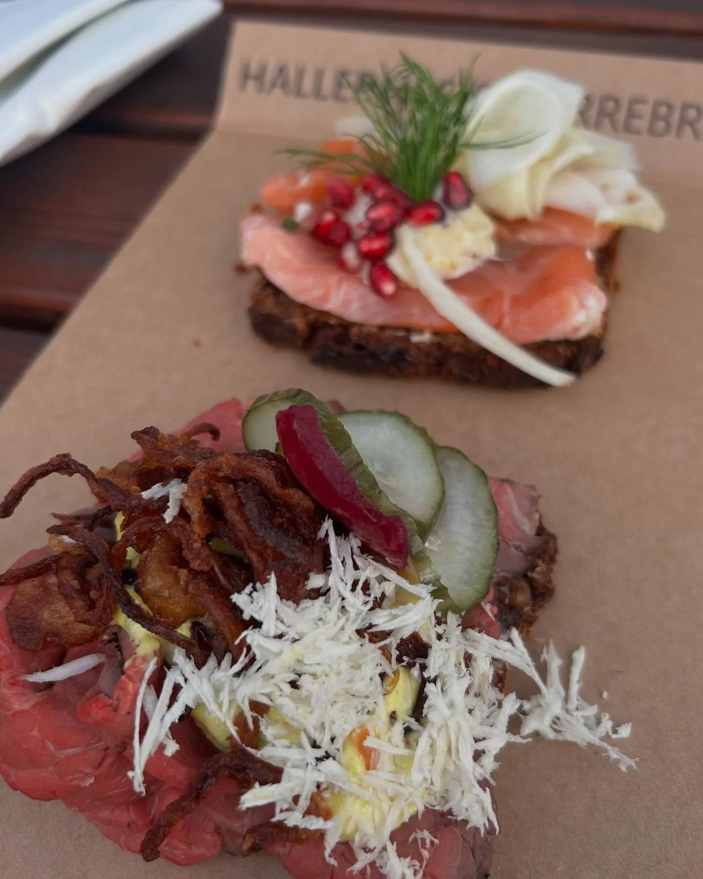 Fabulous food 😋 in Copenhagen 🇩🇰 

Sm&oslash;rrebr&oslash;d from Torvehallerne  &bull; Rare beef, crispy bacon, onions &amp; pickled cucumber &bull; Smoked salmon, pickled fennel &amp; pomegranate

Aamanns Genbo @aamanns.dk a classic Danish open-f