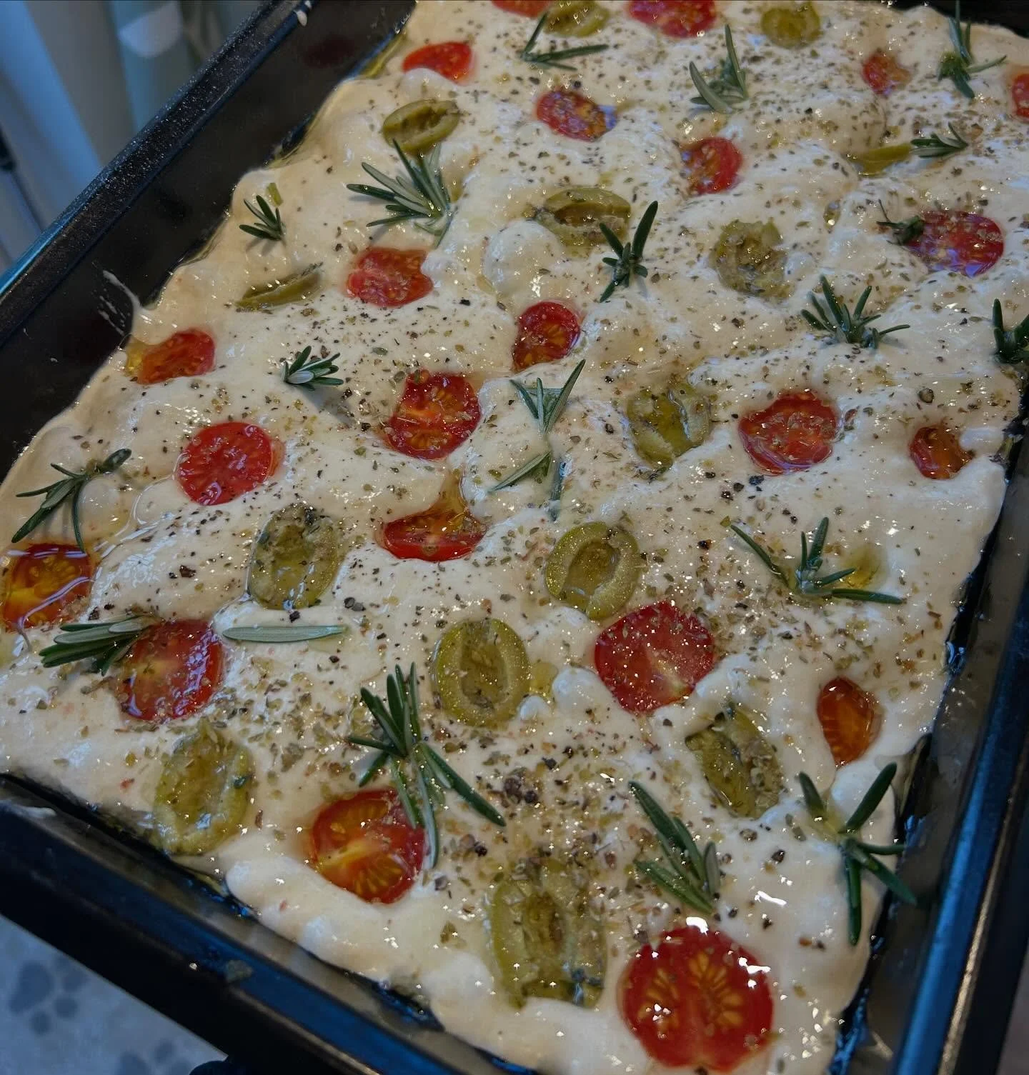 Experimenting with focaccia... 

This is such a great bread to make as looks so professional and yet it's actually very easy (shhhh 🤫! It doesn't need all the kneading and proving of a traditional bread which I always get wrong. 

Here I've made a r
