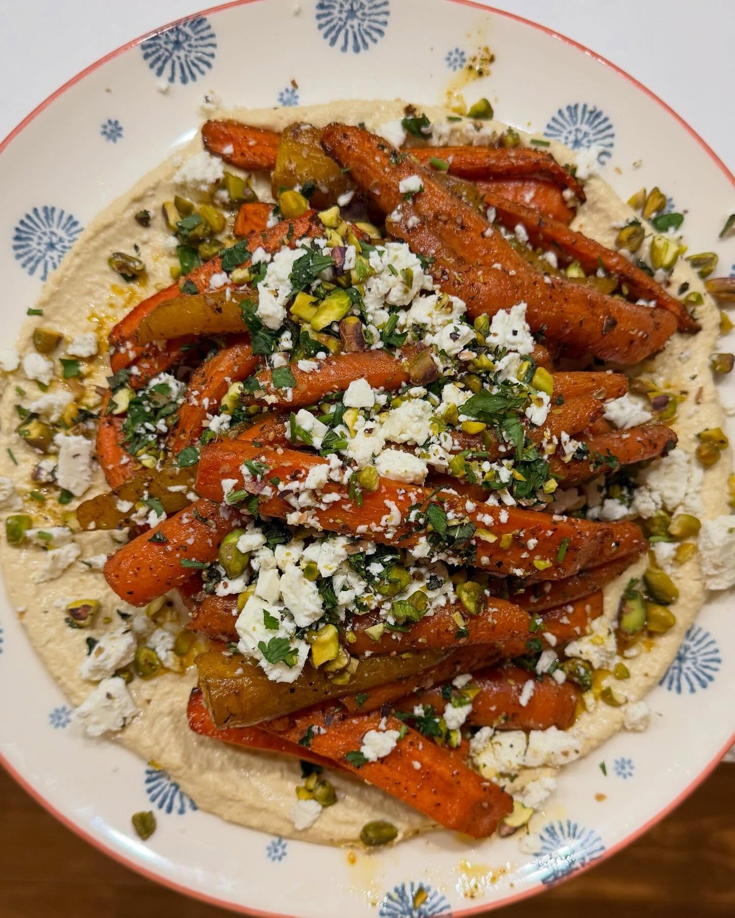 My new favourite salad 🥕✨
Spiced roasted carrots, smoked houmous, pistachios, mint &amp; feta 😋 🤩 

Who wants the recipe? 👀

#everydayhealthycooking #recipesforentertaining #seasonalsides #carrots #foodie #vegetarian #easyrecipe #chef #entertaini