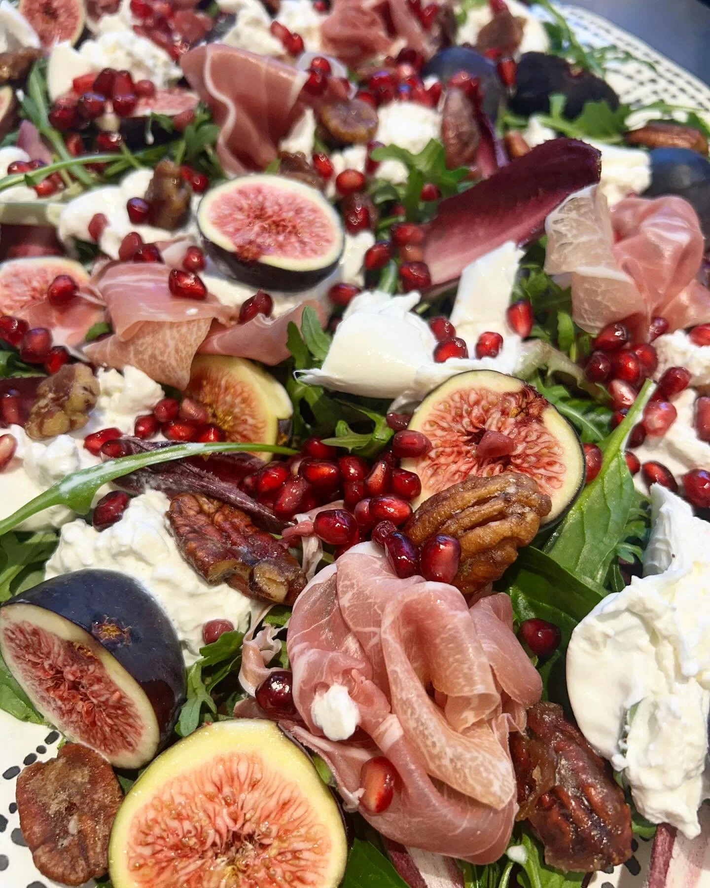 A couple of  colourful plates on the way to  a client&rsquo;s kitchen ✨

🍃 Fig, burrata &amp; pomegranate salad with caramelised pecans &mdash; sweet, jammy figs, creamy burrata, delicate salty prosciutto and golden crunchy pecans&hellip; every bite