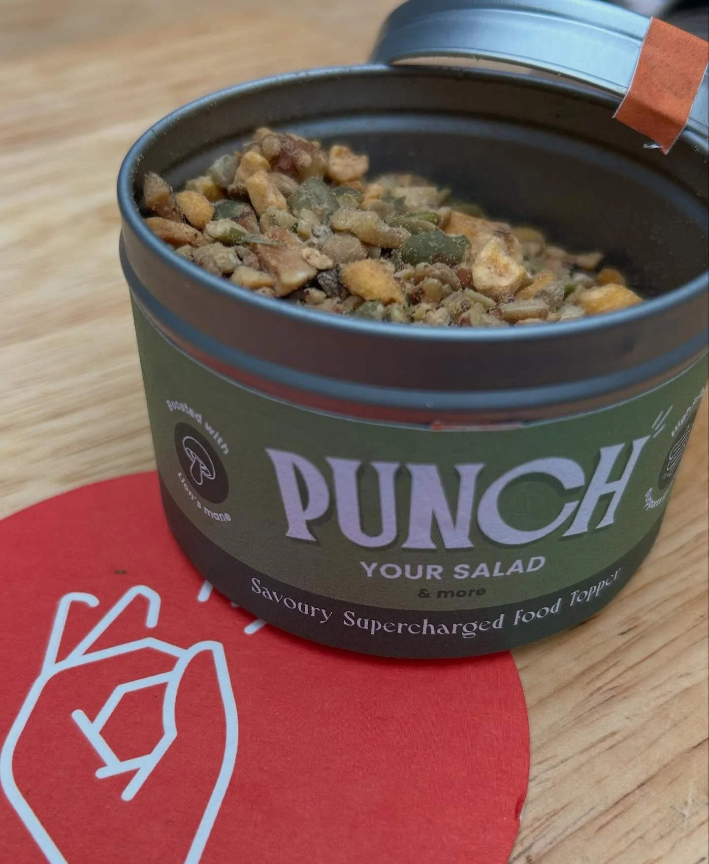 Huge thanks to @punchyourfood for sending me their delicious 😋 and highly nutritious "Punch Your Salad" topper. 

It comes in a handy little pot and is a crunchy mix of nuts, toasted seeds and corn with added herbs and a boost of lion's ma