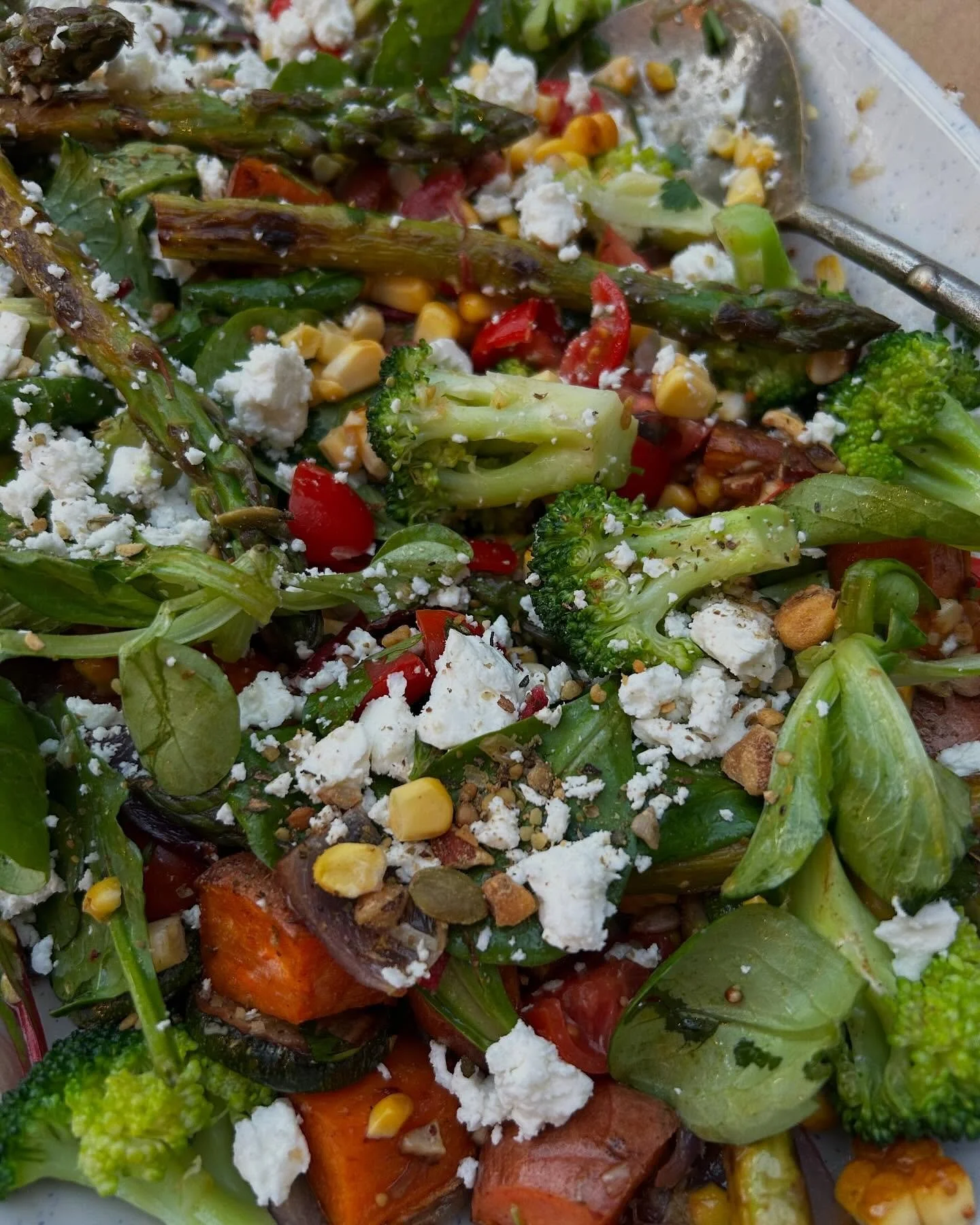 It's kind of sunny 🌞 today so here are some colourful salads and homemade focaccia ready to deliver for a client's relaxed weekend lunch with friends 

🌿 Charred corn 🌽, asparagus, broccoli and roasted veg salad with feta and tomatoes 
🌿 Fig, pro