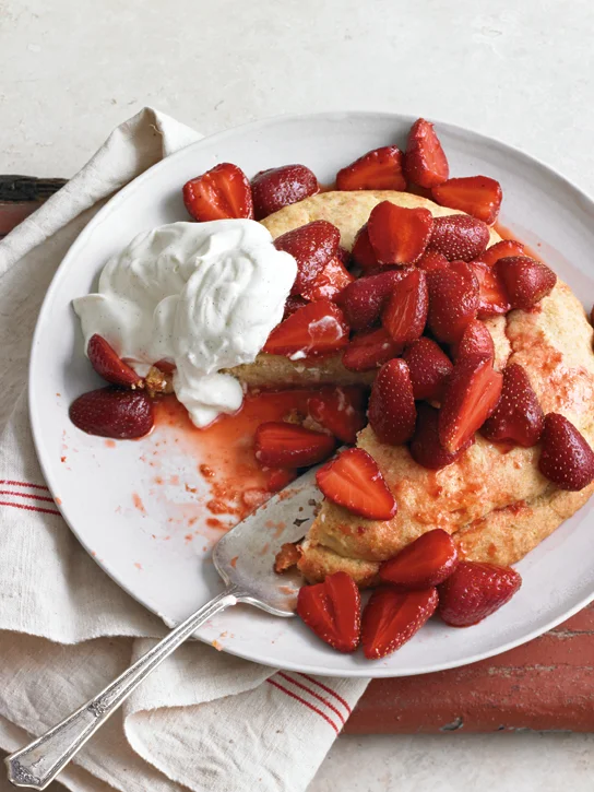 Classic Shortbread with Fresh Strawberry Ice Cream