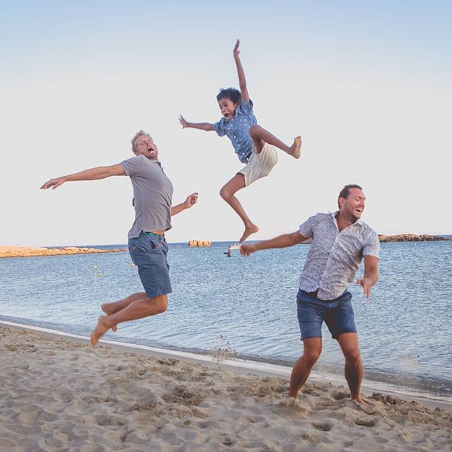 This is how you take a family photo!
&bull;
#greece #greece🇬🇷 #ios #beach #familyportrait #handsomemen #lgbtfamily #worldtravel #thewindexpedition #sailingtrip #travel #lifeatsea
