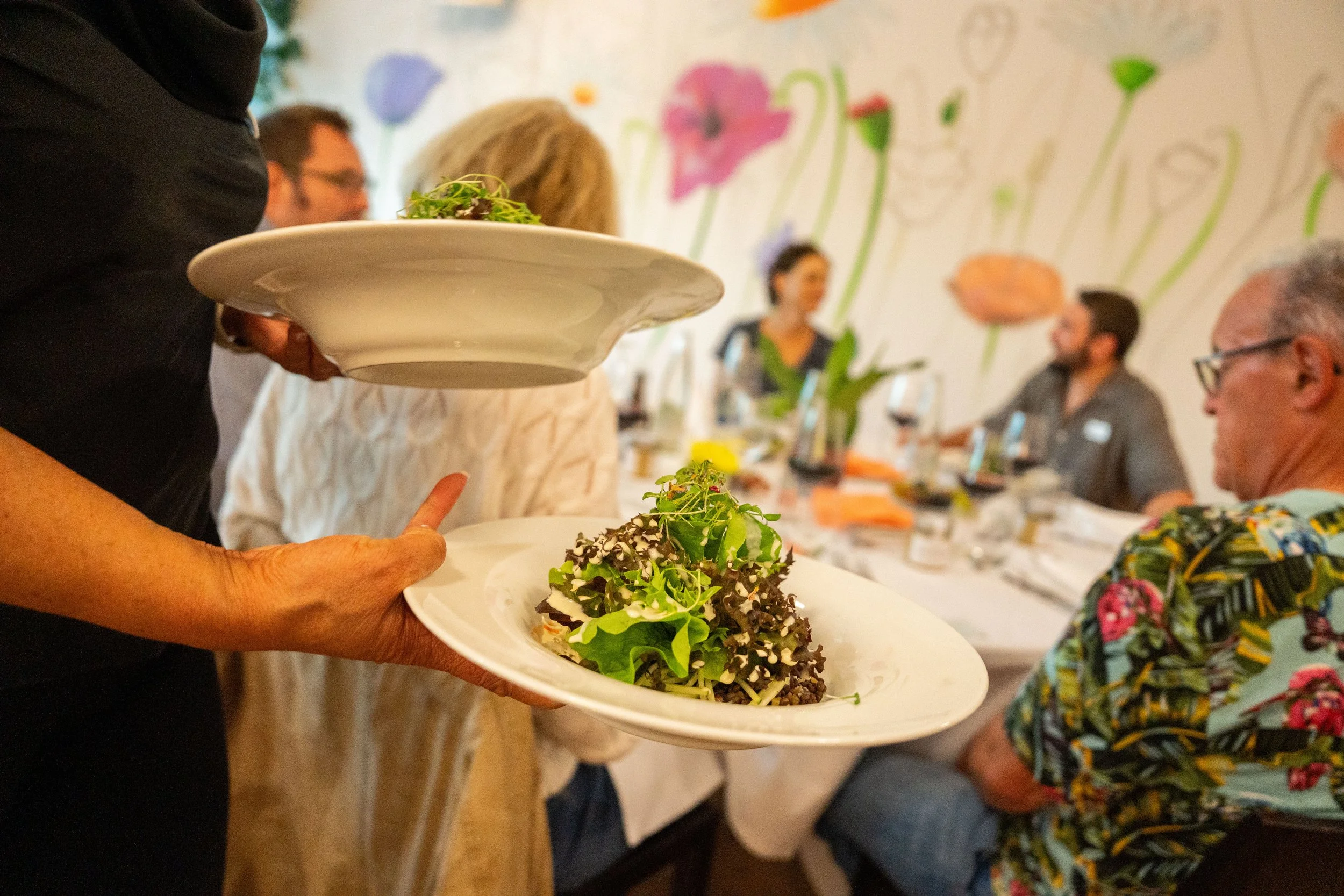 Ein Teller mit Lachs, Zwiebeln, Kapern, Salat und Zitronenscheiben