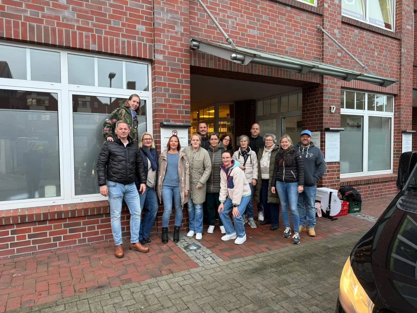 Ein absolutes Highlight am heutigen Freitag - unsere Jubil&auml;umsfahrt nach Bremerhaven 😃⚓️
Fr&uuml;h morgens alle ab in den VIP Shuttle und los ging die Fahrt 🥳
Angekommen ging es f&uuml;r uns zun&auml;chst auf eine Hafenrundfahrt. Vorbei an den