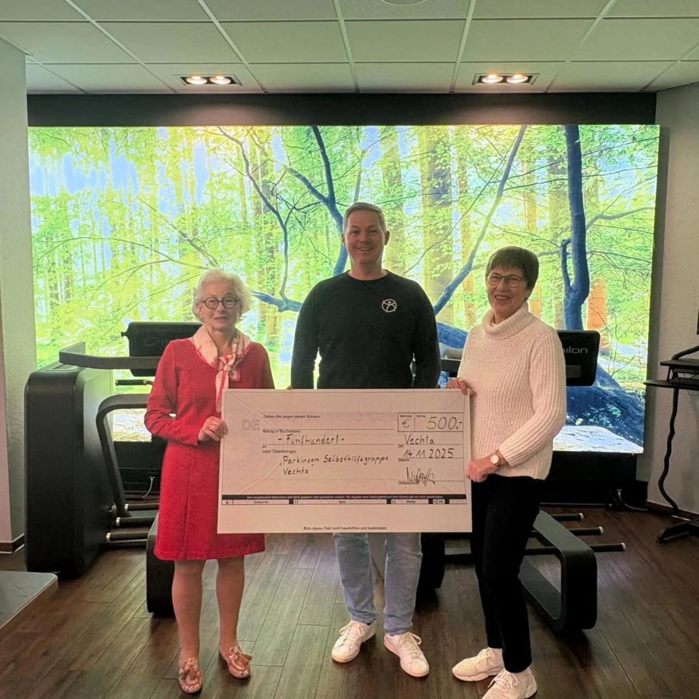 Den Erl&ouml;s aus unserer Gl&uuml;cksrad Jubil&auml;umsaktion "20 Jahre Therapiepunkt" spenden wir an die Parkinson Selbsthilfegruppe Vechta. 
Danke an alle f&uuml;rs Mitmachen 😃👍🏻

Auf dem Bild zu sehen: Berna Hillmann und Luise Tabeli