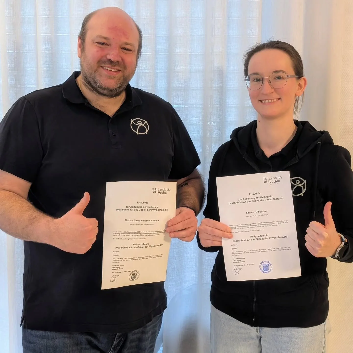 Unsere lieben beiden Kollegen Kristin und Flo d&uuml;rfen sich ab jetzt sektorale Heilpraktiker f&uuml;r Physiotherapie nennen 😃
Vor Kurzem haben sie die Fortbildung absolviert und die Pr&uuml;fung bestanden!
Herzlichen Gl&uuml;ckwunsch ihr Zwei 🥳?