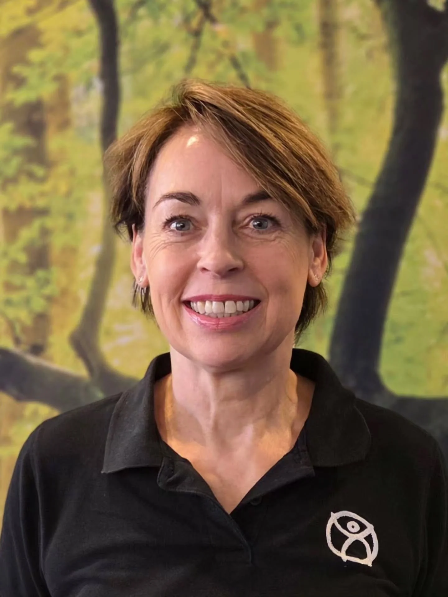 👋 Sigrid begr&uuml;&szlig;t euch mit einem L&auml;cheln an der Rezeption unserer Praxis am Rasta Dome und ist eure erste Ansprechpartnerin f&uuml;r Termine, Fragen und alles Organisatorische.

Sch&ouml;n, dass du Teil unseres Teams bist, Sigrid! 💙
