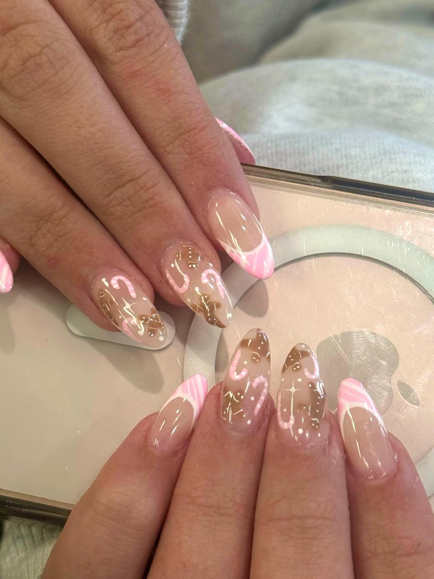 Did someone say Christmas nails already? 

#christmasnails #festive #itsstillnovember #pink