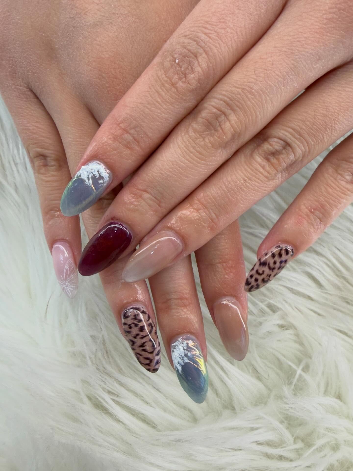 Nails done by our talented ambidextrous nail tech, Judy! On her own nails! Insane way to start the year?? 😩
.
.
.
.
 #nailinspo #glamorousnails #hamiltonnails #nailsnailsnails