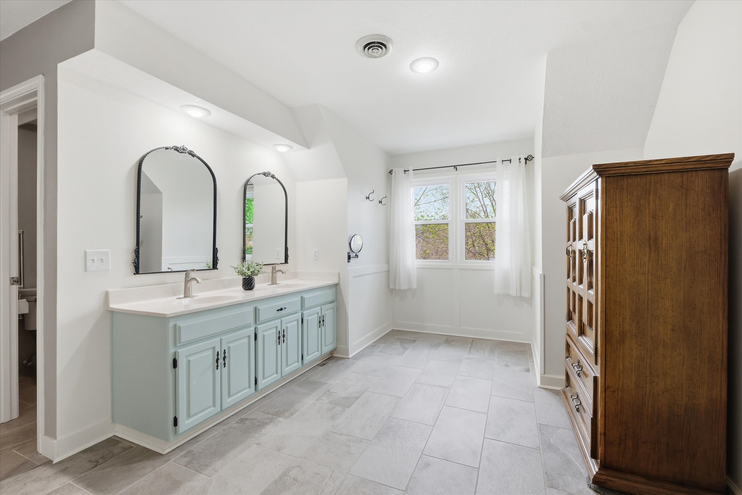 29-1100 Wellington Way.jpg