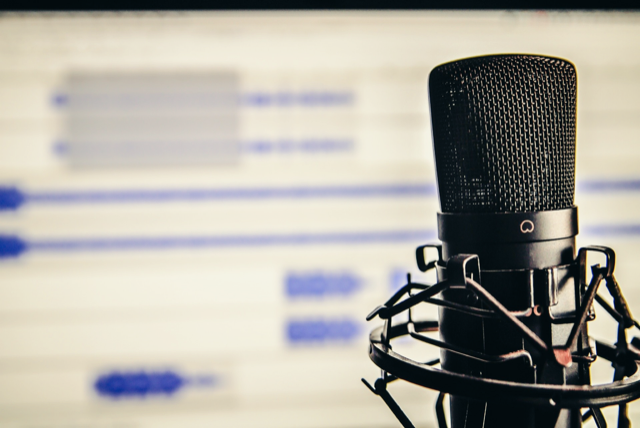 THE ULTIMATE GUIDE TO PODCASTS YOU MUST START LISTENING TO
