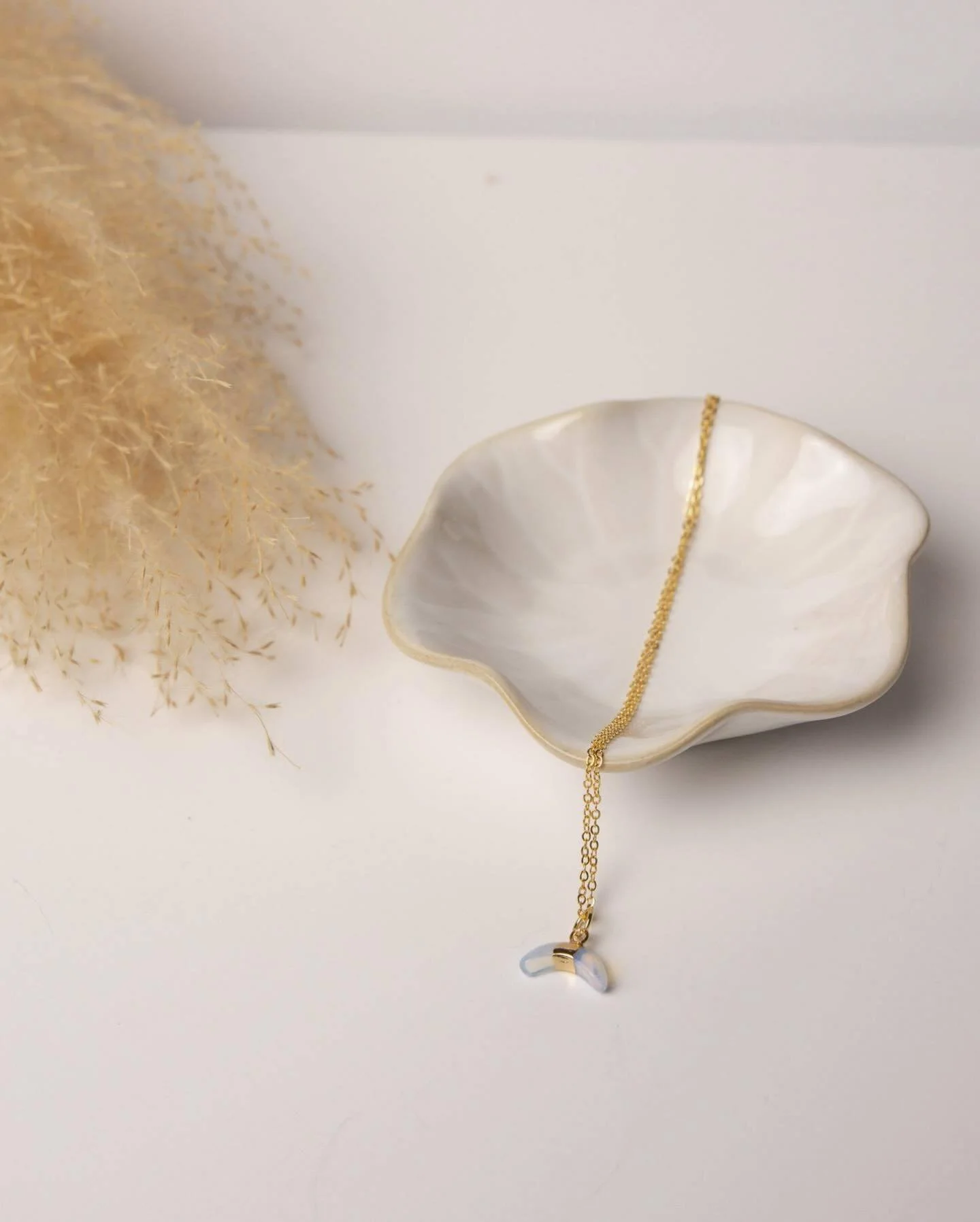 🌙Today&rsquo;s Feature&hellip;. 

🌙Moonstone crescent moon charm. 

🌙A glow that feels like intuition. The moon rises and sets like the sun, it brings in the tide, its divine femininity represents new beginnings and mystical connections. 

🌙This 