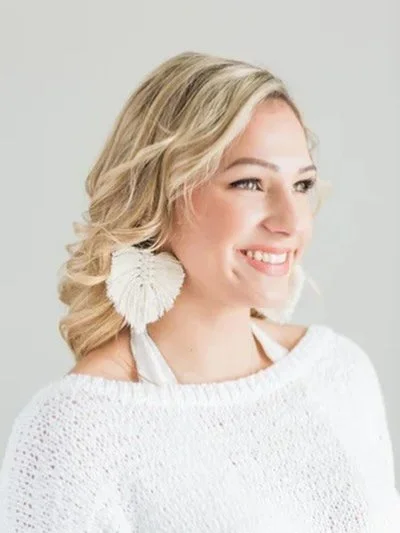 There&rsquo;s something so calming about creating with your hands&hellip; slowing down, getting a little lost in the process, and walking away with something you made yourself 🤍

I&rsquo;m hosting a Macram&eacute; Feather Earring Workshop this weeke