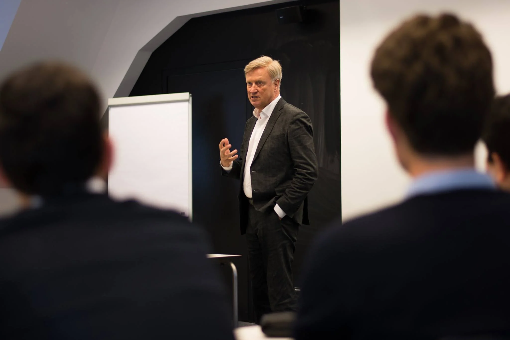 Workshops Wenn unsere Gäste schon den weiten Weg an den Bodensee auf sich nehmen, so möchten wir die Zeit mit ihnen natürlich auch bestmöglich nutzen. Aus diesem Grund bieten wir in vielen Fällen unseren CIP-Mitgliedern exklusiv das Format der Workshops an. Diese werden von unseren jeweiligen Gästen durchgeführt und finden meist vor oder nach den dazugehörigen Global oder SmallTalks statt. Dabei kann von den praktischen Erfahrungen unserer Speaker profitiert werden, und ein Austausch in kleinstem Rahmen stattfinden.
