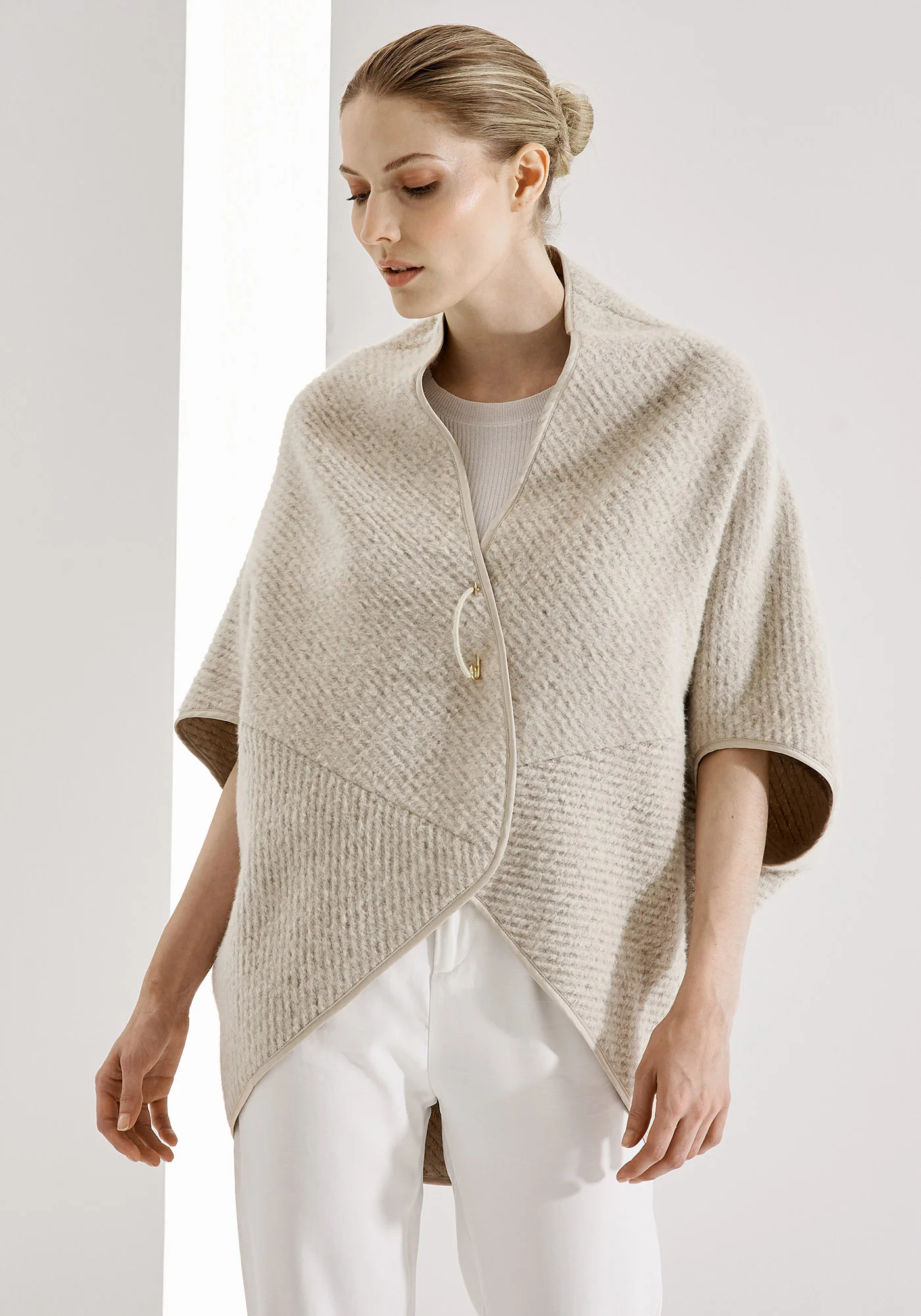 CAPE ELENA AT-197 WITH PIN IN FRONT Colors: oatmeal, diagonals camel/ecru Sizes: XS, S, M, L, XL