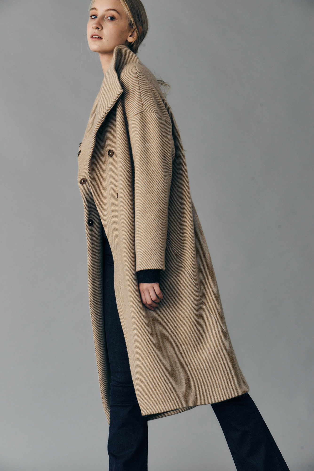 COAT JAZMIN AT-336 Colors: diagonals camel/ecru Sizes: XS, S, M, L, XL