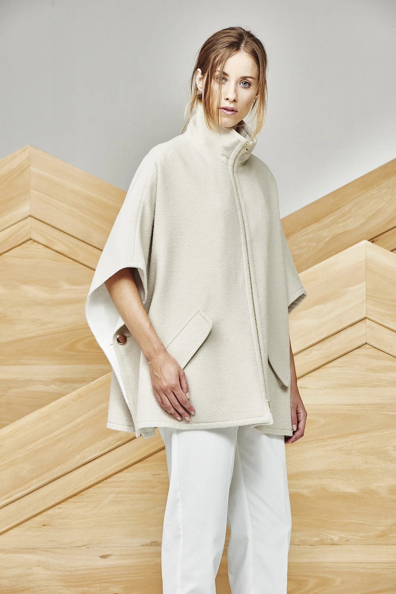 PONCHO MARGIE REVERSIBLE AT-415 Colors: ecru , camel, black, herringbone camel/white Sizes: S, M, L