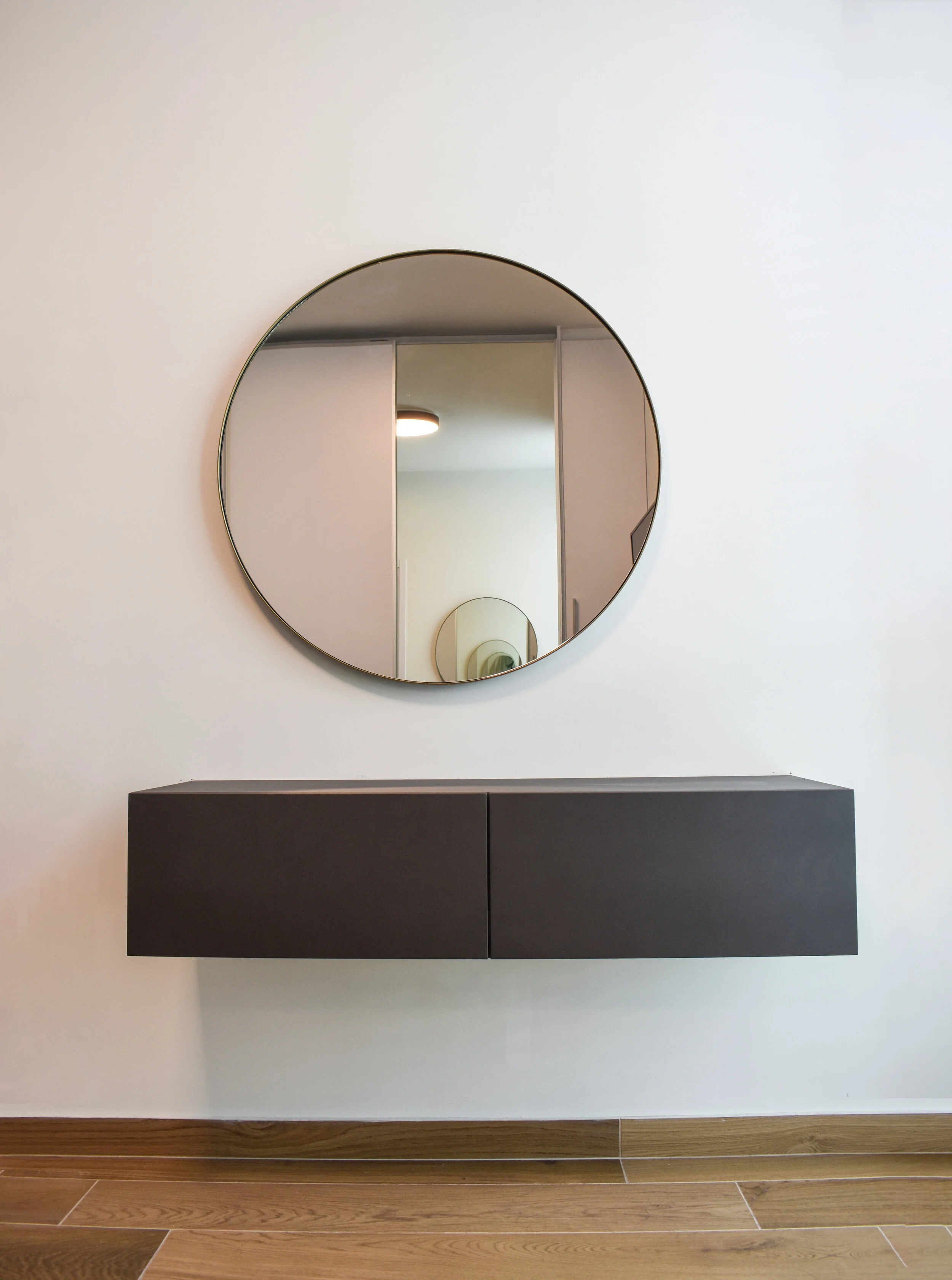 2. console HANG 2.JPG