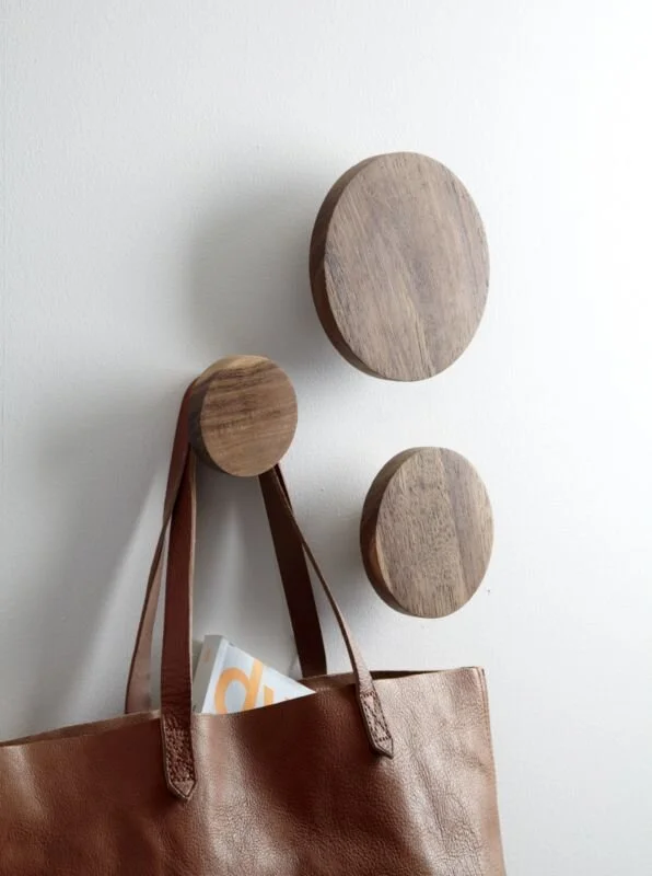 19. hanger DOT 2.jpeg