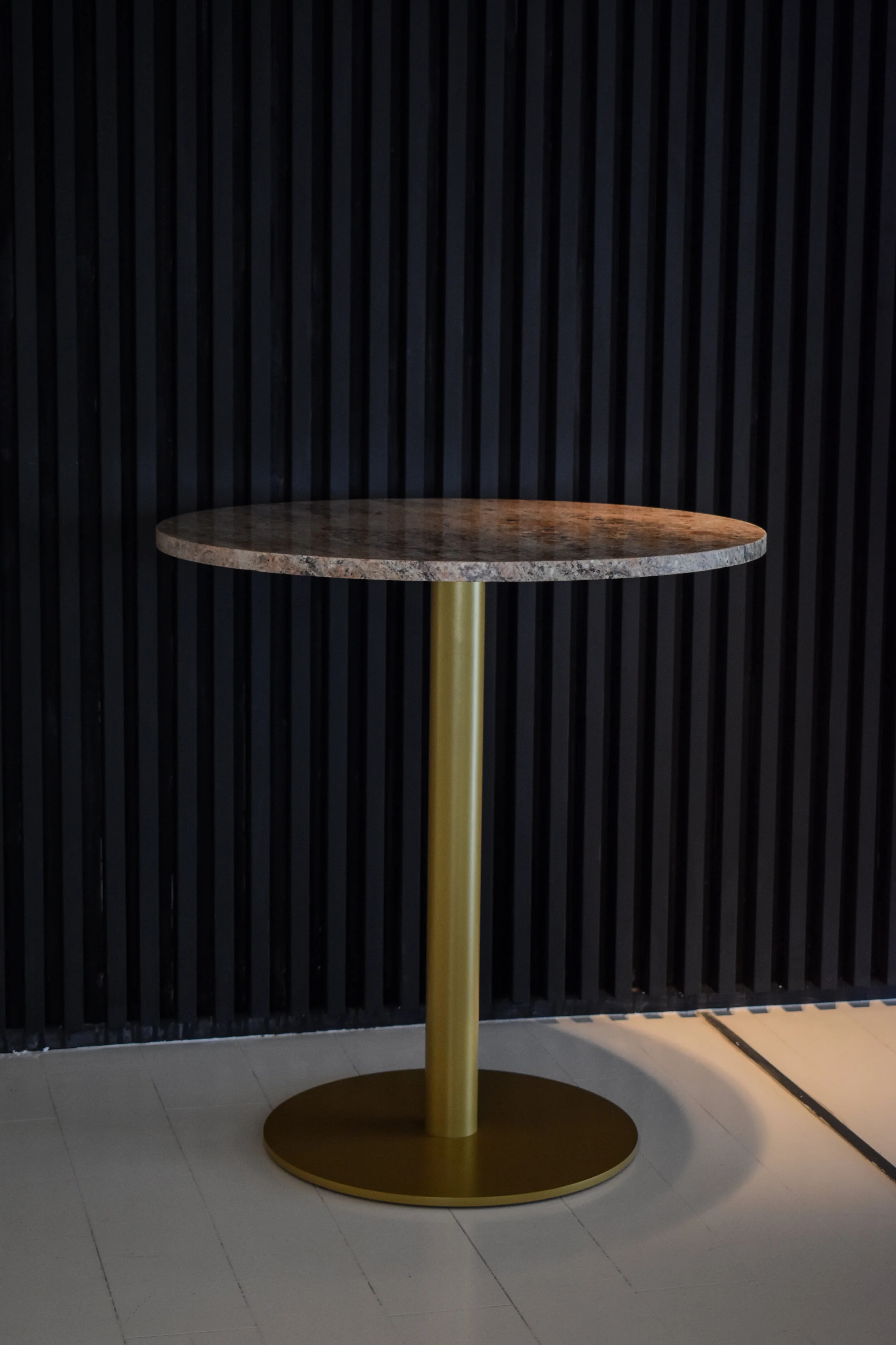 8. table ROUNDY 1.JPG