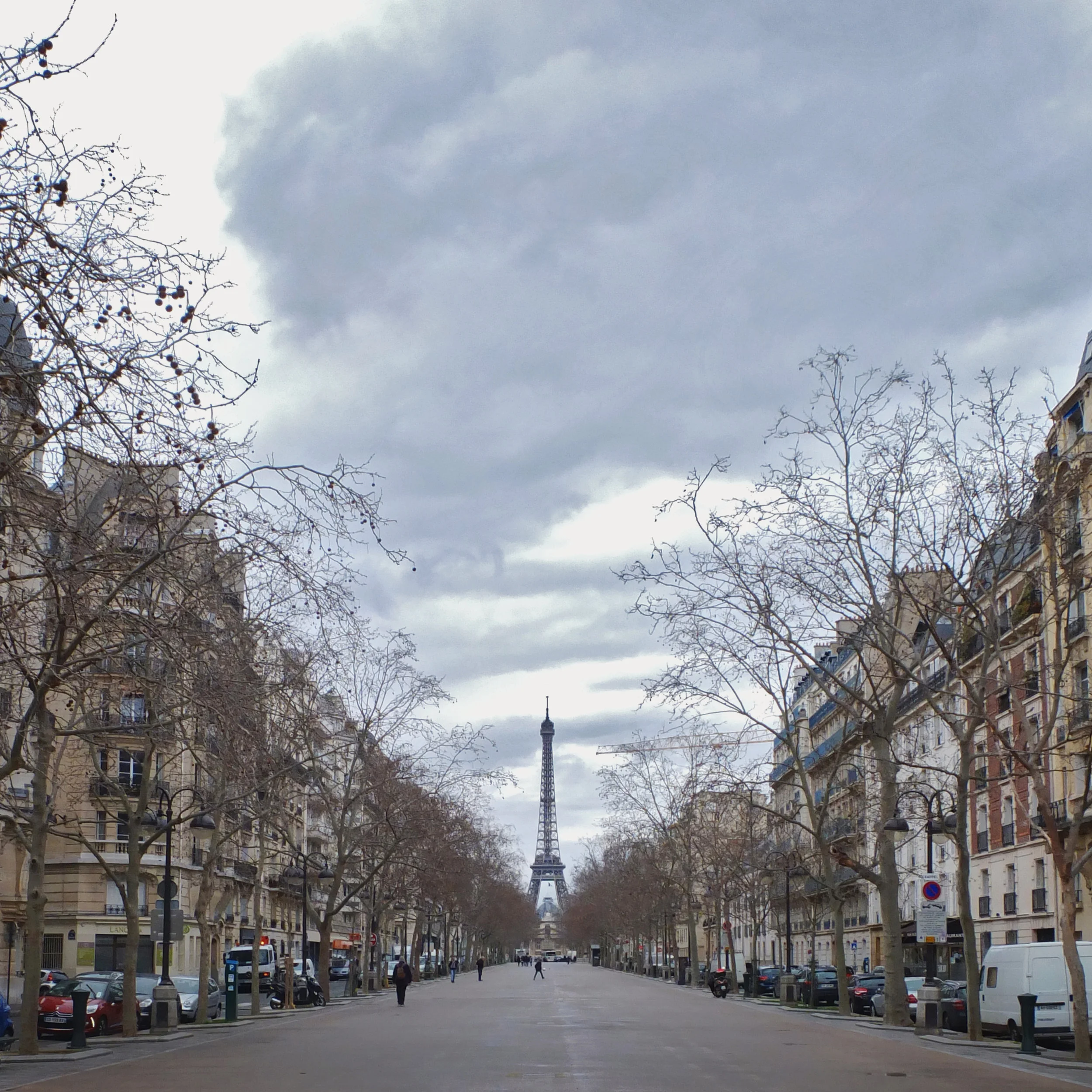 1 Paris Eiffel on an alley.jpg