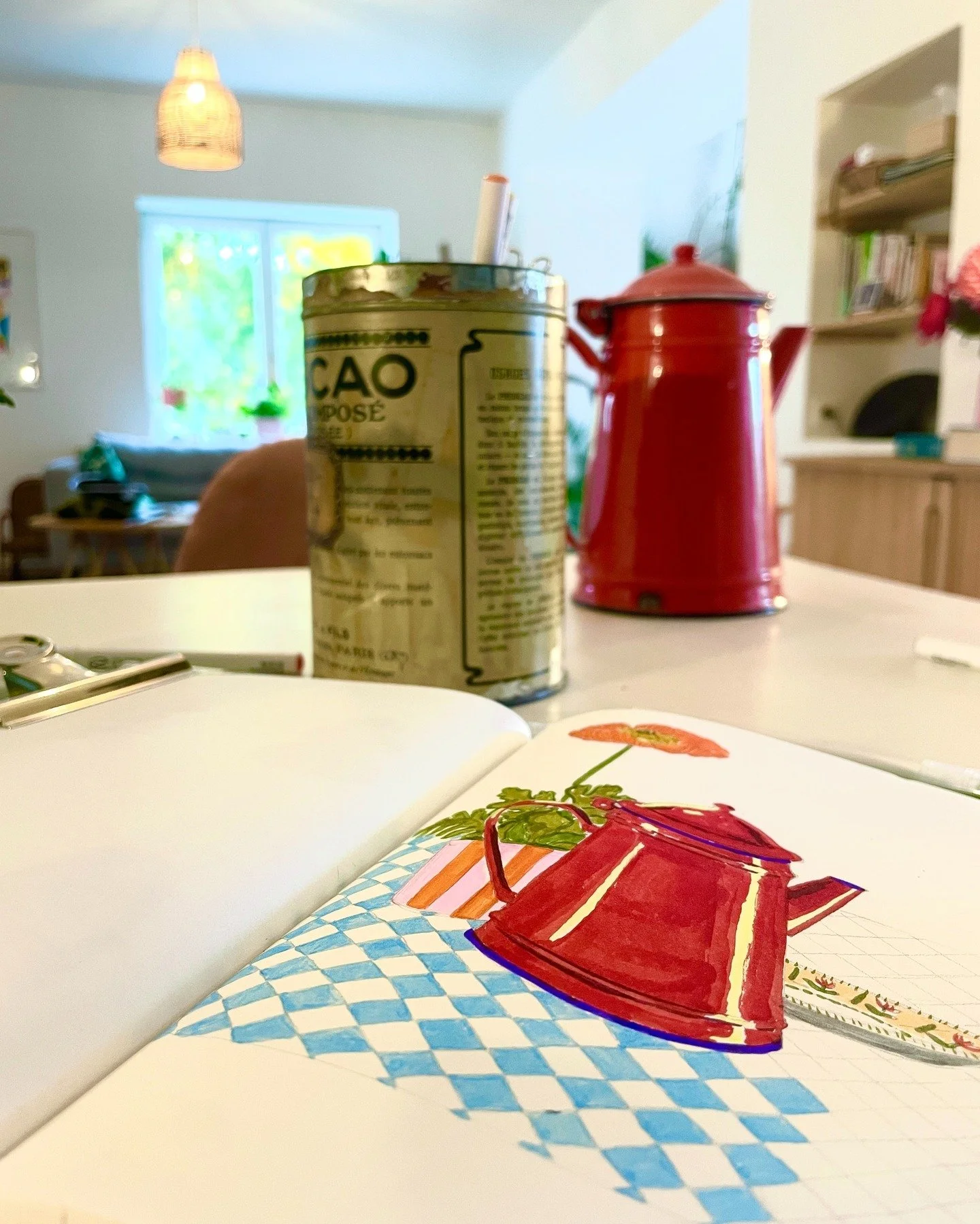 ❤️ Les objets qui me touchent sont ceux qui ont une histoire, cette cafeti&egrave;re (ou th&eacute;i&egrave;re ?) en &eacute;mail qui appartenait &agrave; ma grand-m&egrave;re, le rouge c&rsquo;&eacute;tait SA couleur, des fleurs offertes par ma vois