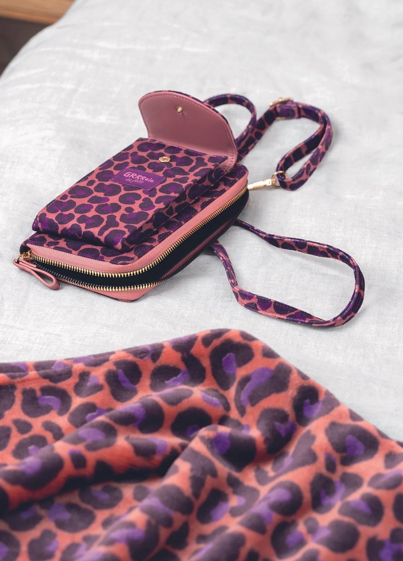 Photo d'ambiance collection léopard violet décliné sur différents produits pour la maison, trousses de toilettes, pochettes, accessoires...