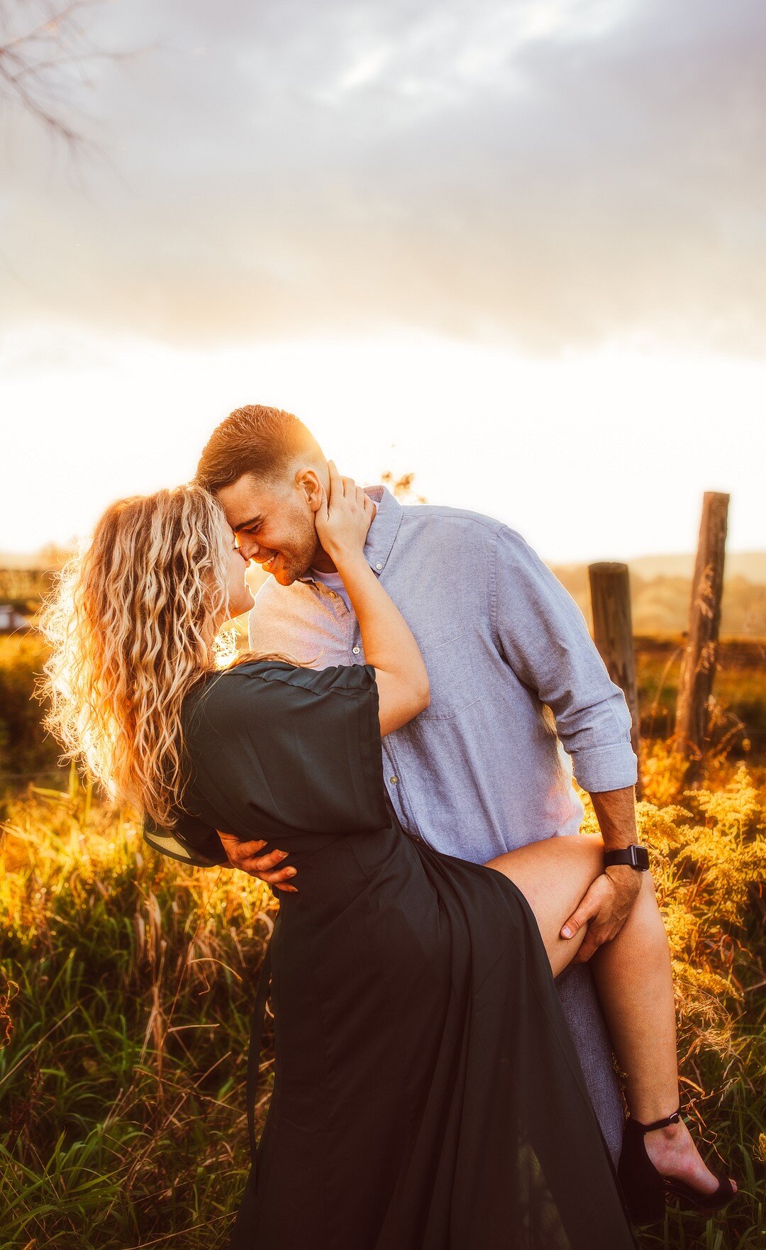 We are kicking off the Fall season with Tara and Tyler’s engagement session that has us dreaming of that Golden Hour just before sunset. Photography by Lydia Larson Photography in Rome, Pennsylvania