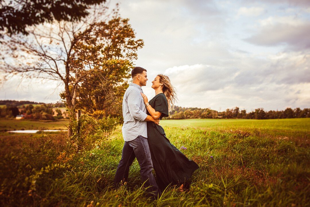 We are kicking off the Fall season with Tara and Tyler’s engagement session that has us dreaming of that Golden Hour just before sunset. Photography by Lydia Larson Photography in Rome, Pennsylvania