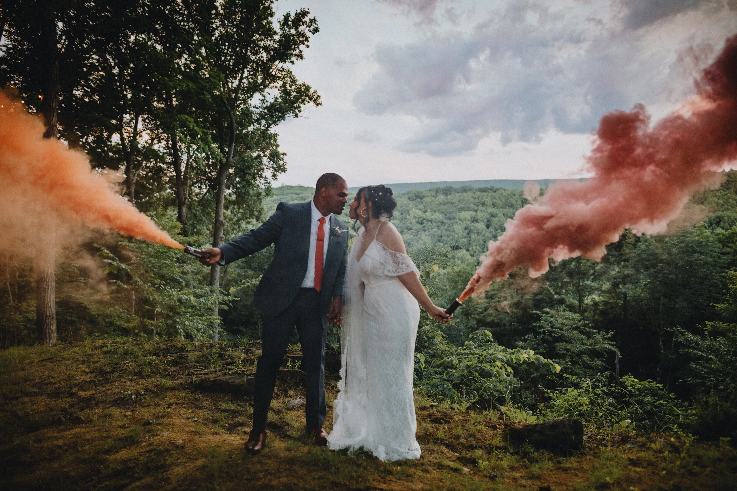 Nestled in the Pocono Mountains and surrounded by their closest loved ones, Melissa and Jaquion said their vows as they overlooked the Appalachian trail at the intimate Promise Ridge in Stroudsburg, Pennsylvania.