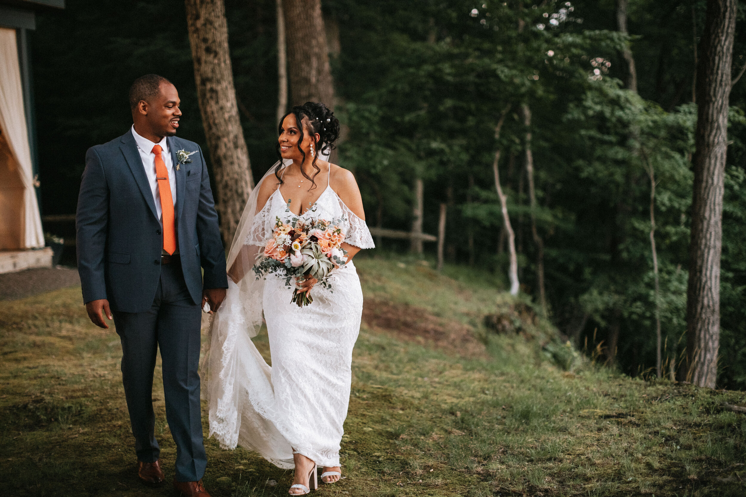 Nestled in the Pocono Mountains and surrounded by their closest loved ones, Melissa and Jaquion said their vows as they overlooked the Appalachian trail at the intimate Promise Ridge in Stroudsburg, Pennsylvania.