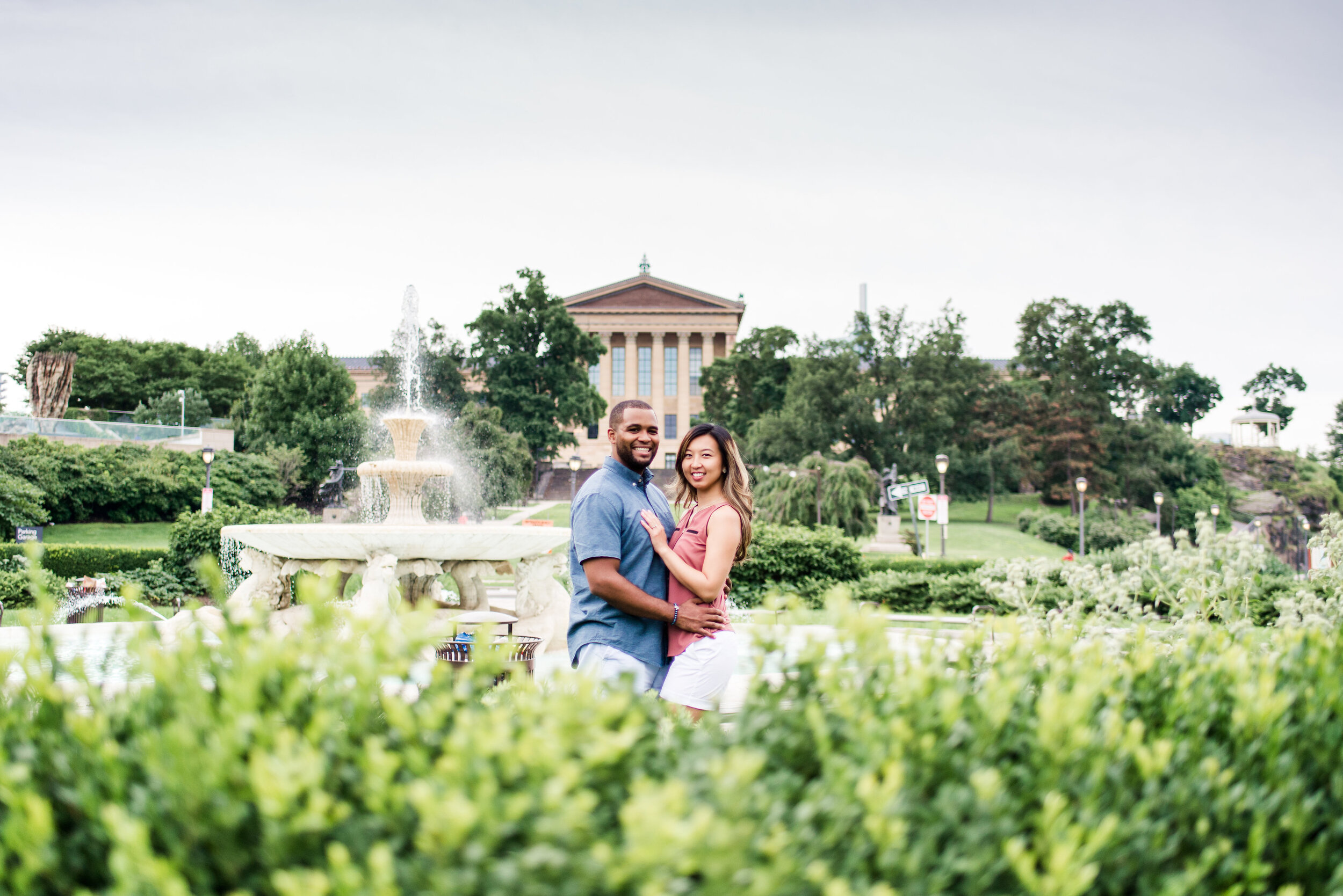 Amber and Colin’s engagement session includes some of the best spots in Philadelphia including Race Street Pier Park, Merchants Exchange Building and Fairmount Park! Plus three outfit changes and all the inspo you need for your Philadelphia engageme…
