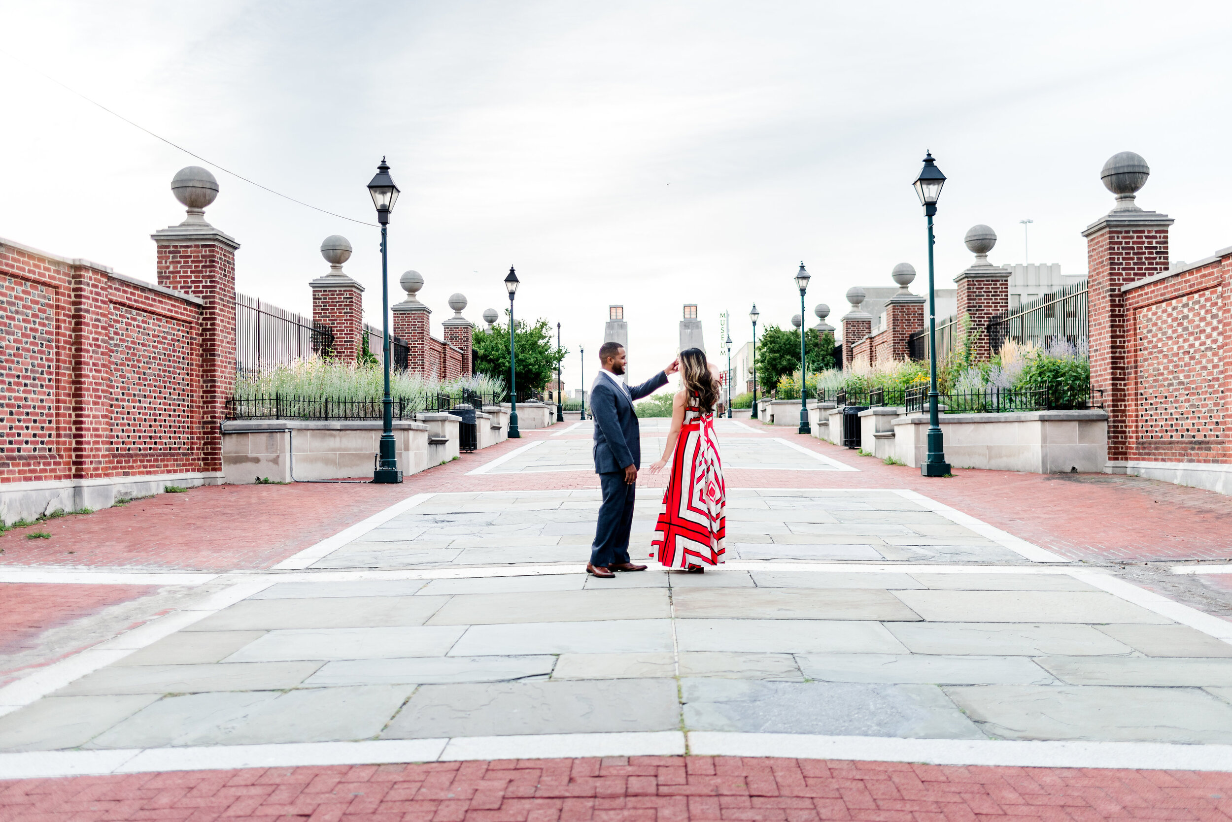 Amber and Colin’s engagement session includes some of the best spots in Philadelphia including Race Street Pier Park, Merchants Exchange Building and Fairmount Park! Plus three outfit changes and all the inspo you need for your Philadelphia engageme…