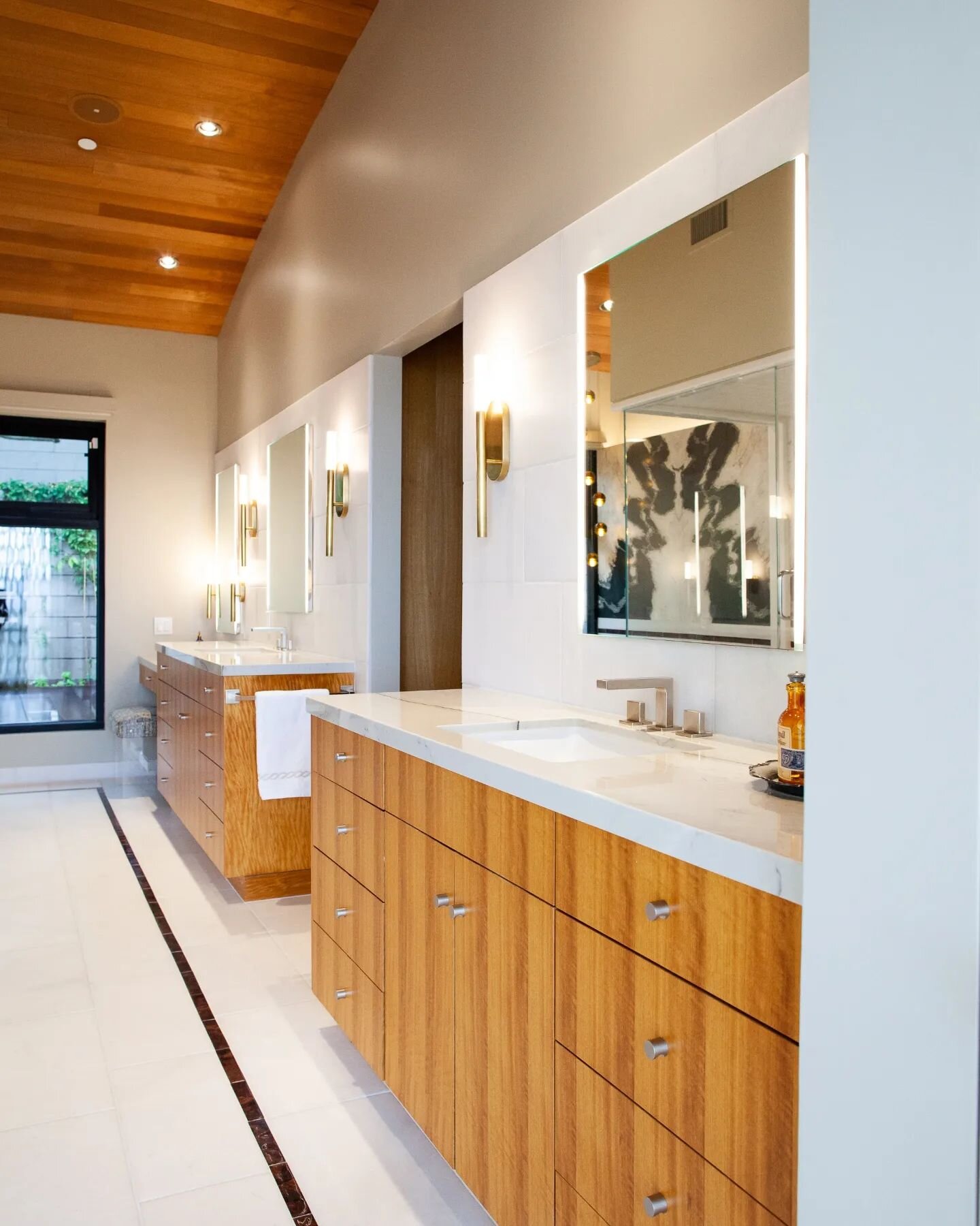 Before and After...
Major transformation in this bathroom! I love the amount of light we added to the space 💛

#scottsdalehomes #fountainhills #bathroomdesign #bathroomremodel

&quot;After&quot; photo by the amazing @scottfouststudios