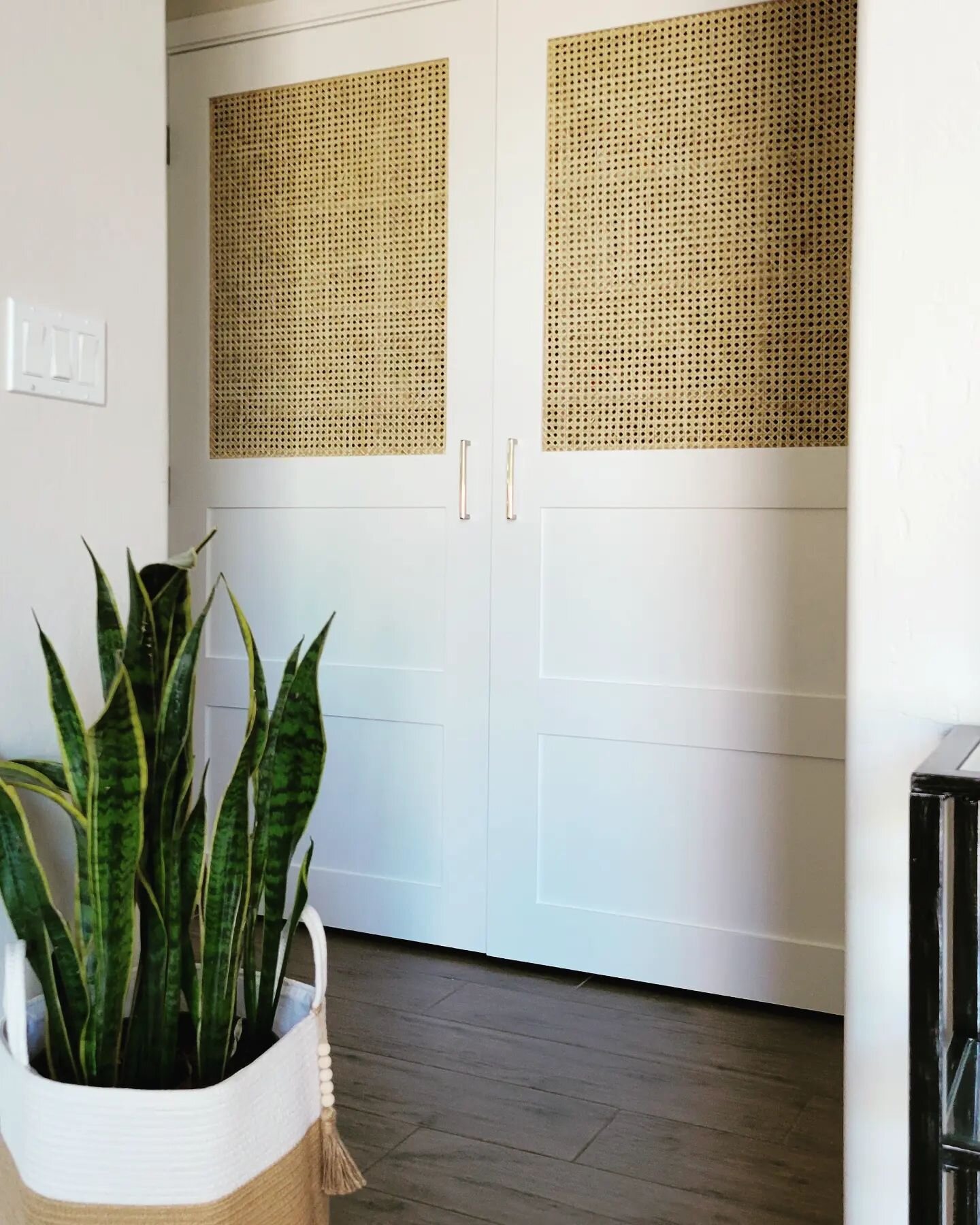 What a great way to add interest to your pantry doors! We installed caning on these at my client's house and we just love them 😍
It's a beautiful, natural touch!

#pantry #caning #scottsdalehomes #interiordesign