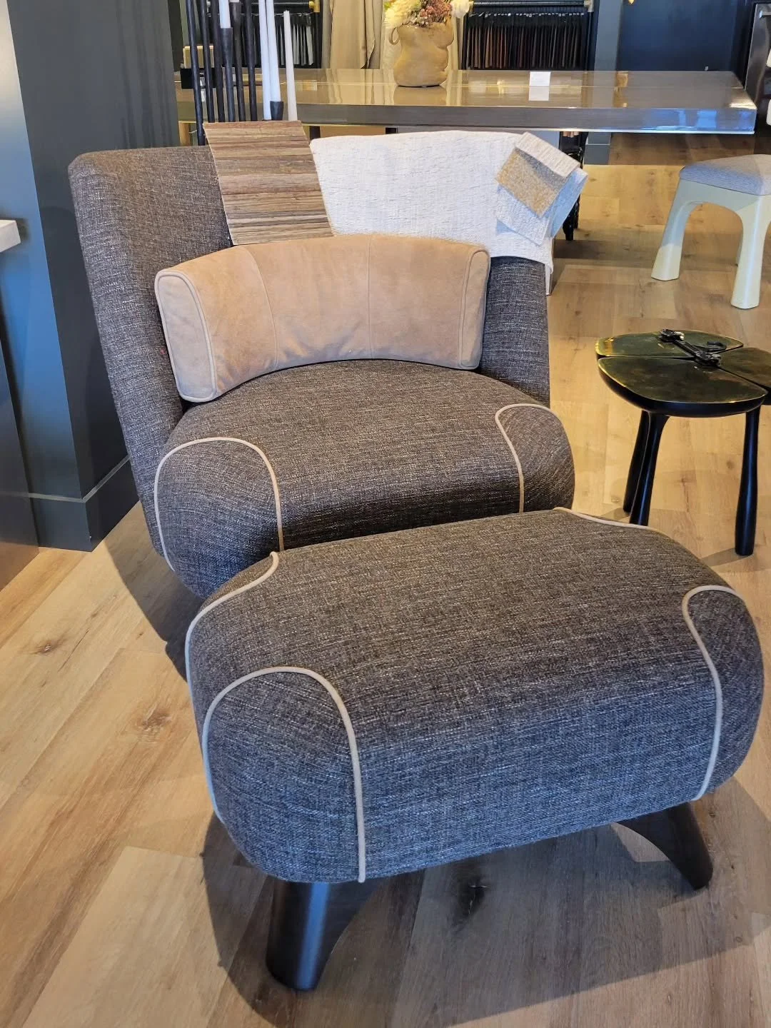 Working on a fantastic set of customized @lorinmarsh lounge chairs for a client from the fabulous @materials_for_designers showroom in Scottsdale!

#primarybedroom #highendfurniture #customfurniture