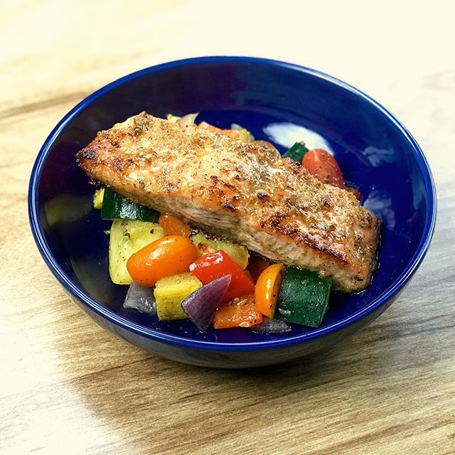 honey&rsquo;d lemon pepper salmon x warm roasted veggie, cucumber, &amp; heirloom tomato salad. 
i cook food id want to eat, not cause everyone loves it&mdash; but you will love it though. &mdash;&mdash;
#mealprepmonday #mealprep #cleaneating #salmon