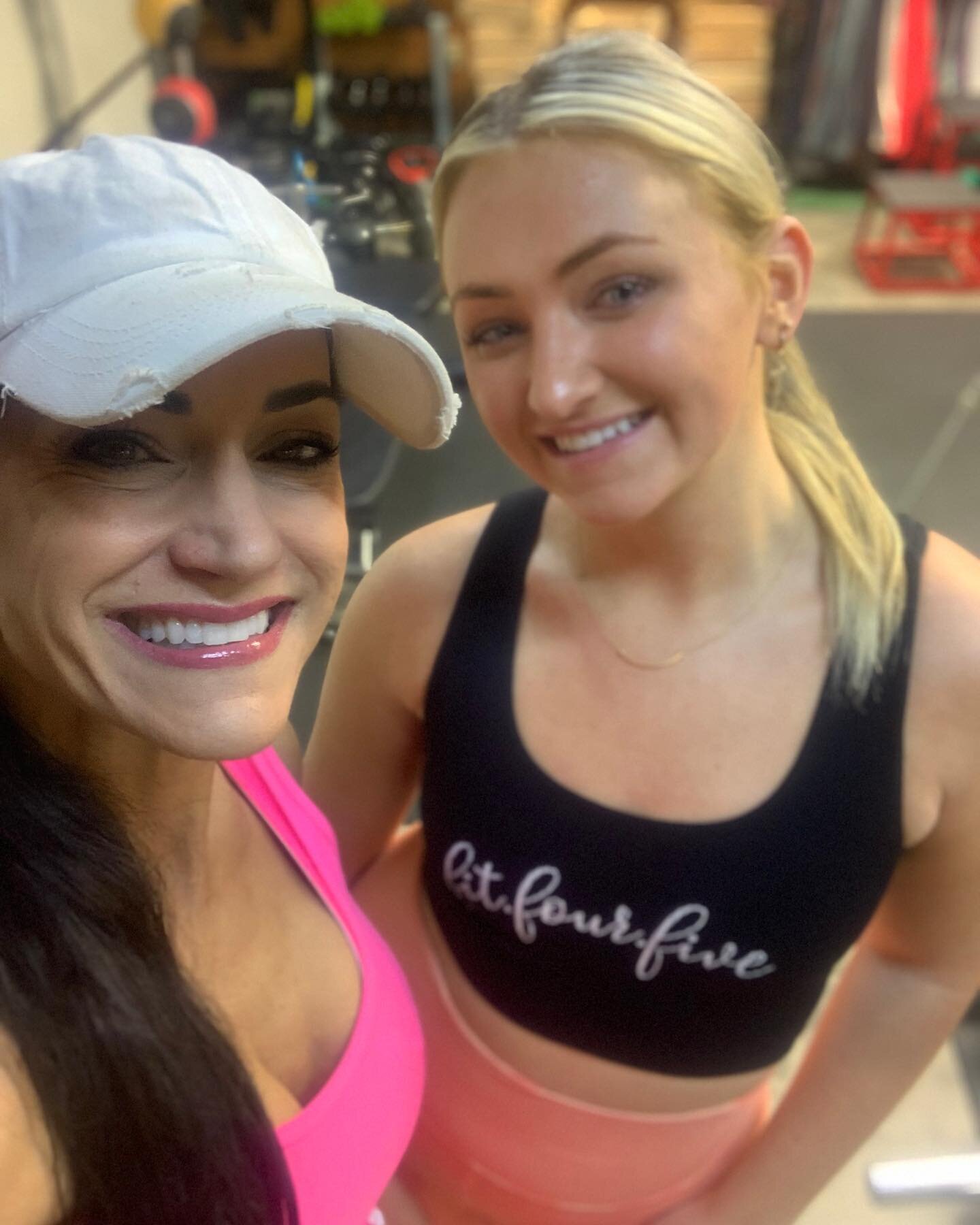 Are you currently ICED in like the Oklahoma/Arkansas area is? 

Not a FFF client who has access to my app with Bodyweight workouts?

Then head to my stories as I'm sharing a Bodyweight &quot;DIRTY 30&quot; workout with @maggiecolemann 

Tag a friend 