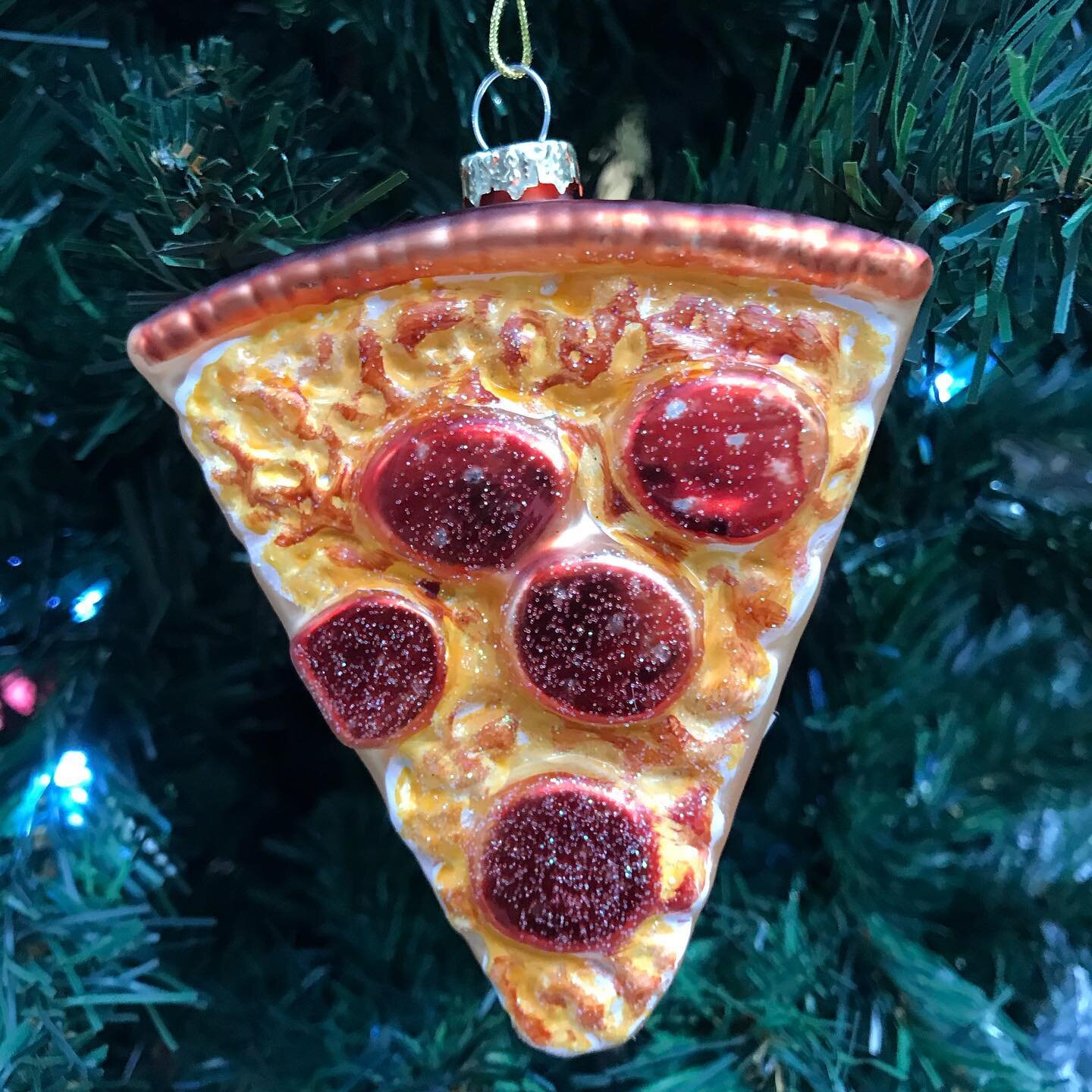 Well maybe not the traditional Christmas decorations but who would not want a slice of pizza on their tree 😝

#christmas #decoration #decoration #food #santa