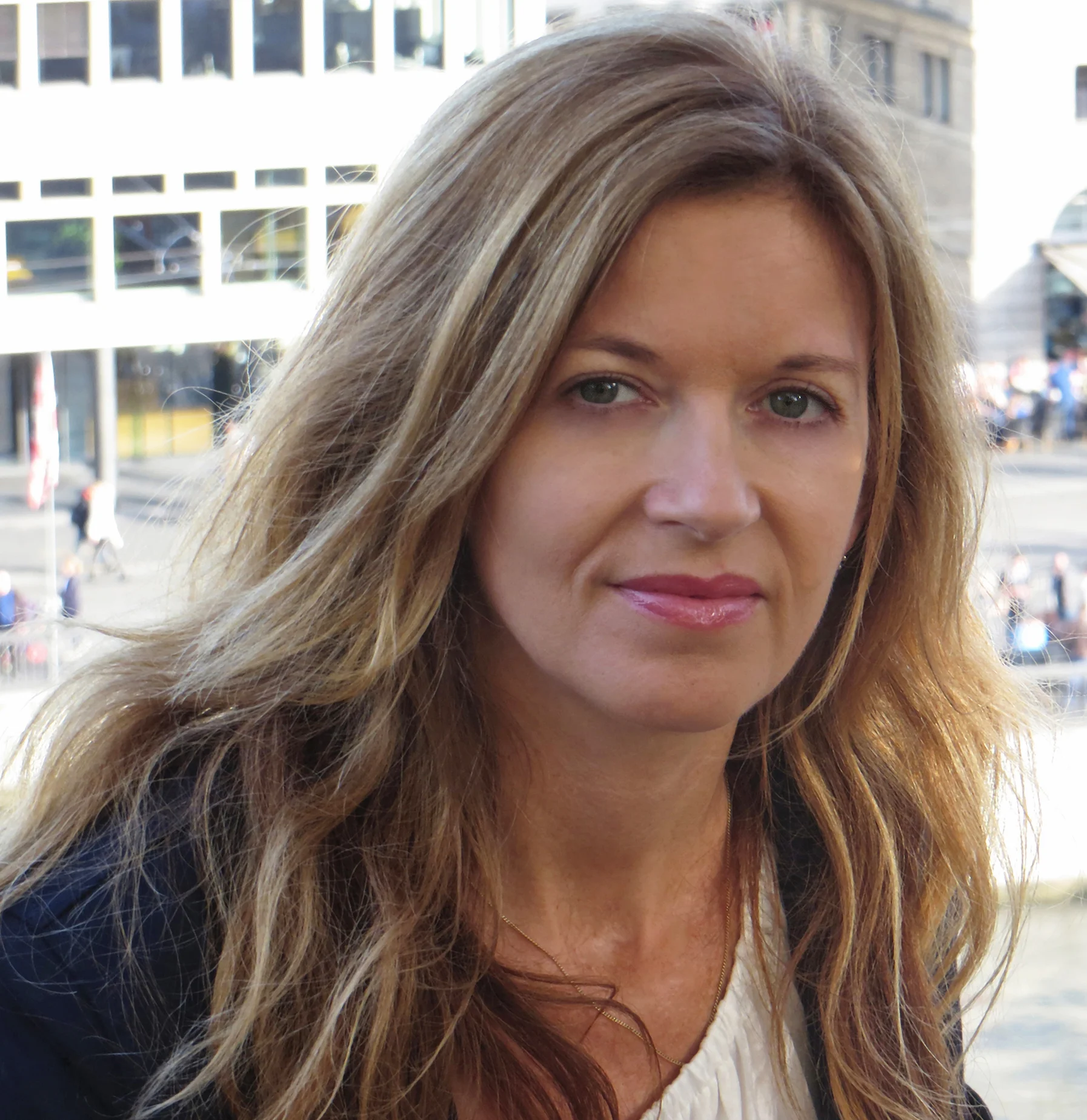 Claudia Geux Claudia Geux ist International Yoga Alliance® RYT 500 Registered Yoga Teacher in Vinyasa Flow. In Neuseeland kam sie zum ersten Mal mit Yoga in Berührung. Sie merkte, dass dies erst der Anfang einer langen Reise war. Zurück in der Schweiz befasste sie sich intensiv mit verschiedenen Yogatraditionen und mit der Yogaphilosophie. Sie hatte das Glück Olive Ssembuze (Besitzerin des Yogastudios yogalives) zu finden, die ihr Durchhaltevermögen beibrachte und dass man im Yoga und im täglichen Leben alles erreichen kann. Im Vinyasa Flow fand sie ihren bevorzugten Stil und Ausdruck. 2007 hat Claudia das 200-Stunden Yoga Alliance Teacher Training mit Christine May, Richard Hackenberg und Doug Keller abgeschlossen, 2013 das weiterführende 300-Stunden Yoga Alliance Advanced Teacher Training mit Stephen Thomas, Richard Hackenberg und Doug Keller. Claudia unterrichtet fliessend und kreativ, begleitet von Musik. Sie legt Wert auf eine korrekte Ausrichtung sowie darauf, Bewegung und Atem zu einem harmonischen Fluss zu verbinden. Für Claudia ist es nicht nur eine grosse Freude, sondern ebenso ein besonderes Privileg, die wunderbare Wirkung von Yoga anderen Menschen weitergeben zu dürfen. Sie unterrichtet ihre Klassen auf Deutsch und Englisch. Weitere Informationen gibt ihre Webseite: www.yomyoga.rocks