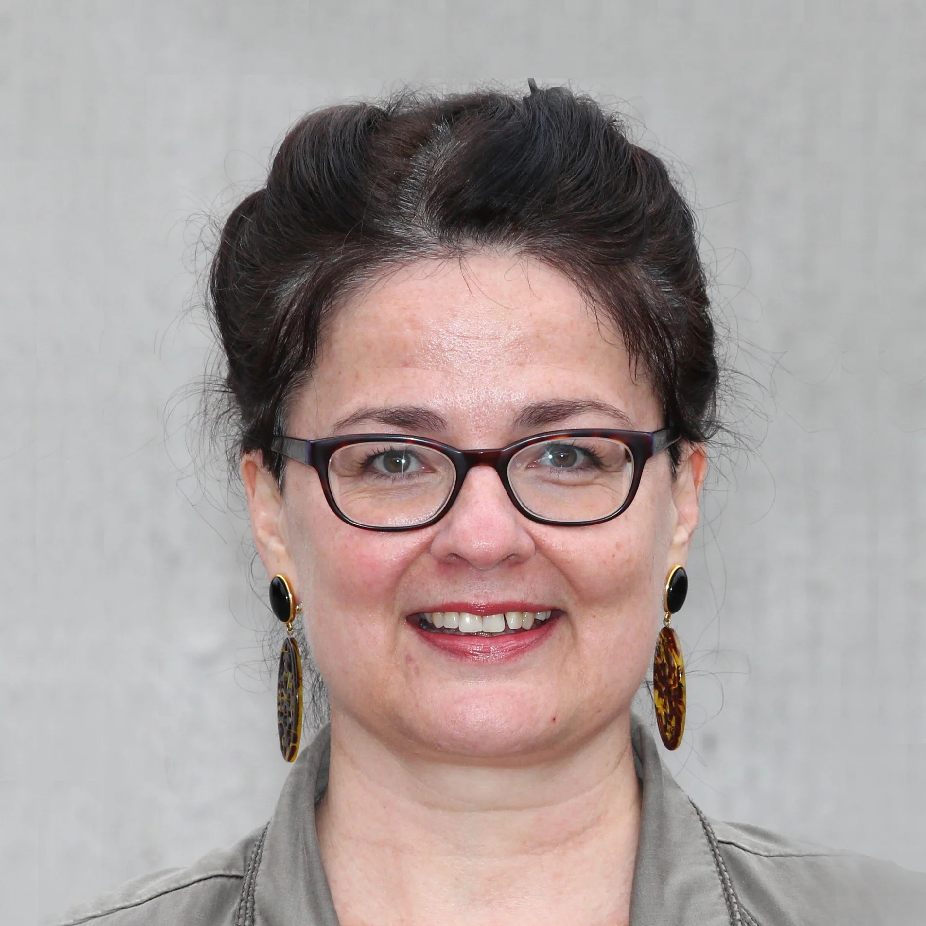 Dr. Annemarie Mertens - Yoga Philosophie In ihrer Jugend, ist Annemarie mit ihrem Vater mehrfach durch Indien gereist. Schon damals fasste sie den Entschluss, sich später einmal intensiv mit diesem Land zu befassen und Indologin zu werden. Nach dem Studium der Indologie,Vorderasiatischen Archäologie und Philosophie in Münster/ Westfalen kam sie 1997 an die Universität Zürich. Annemarie gibt Sprach- und Lektürekurse sowie Seminare zur indischen Kulturgeschichte – z.B. zur Religion, Philosophie, Literatur und Gesellschaft. In der Yogalives-Ausbildung möchte Annemarie den künftigen Yoga-Lehrenden einen fundierten Überblick über massgebliche historische Hintergründe sowie zentrale Erscheinungsformen und Konzepte der Yoga-Tradition geben. Dies soll den Lernenden helfen, einen persönlichen Zugang zu den für ihre erfolgreiche Berufstätigkeit grundlegenden indischen Texten und Lehren zu finden