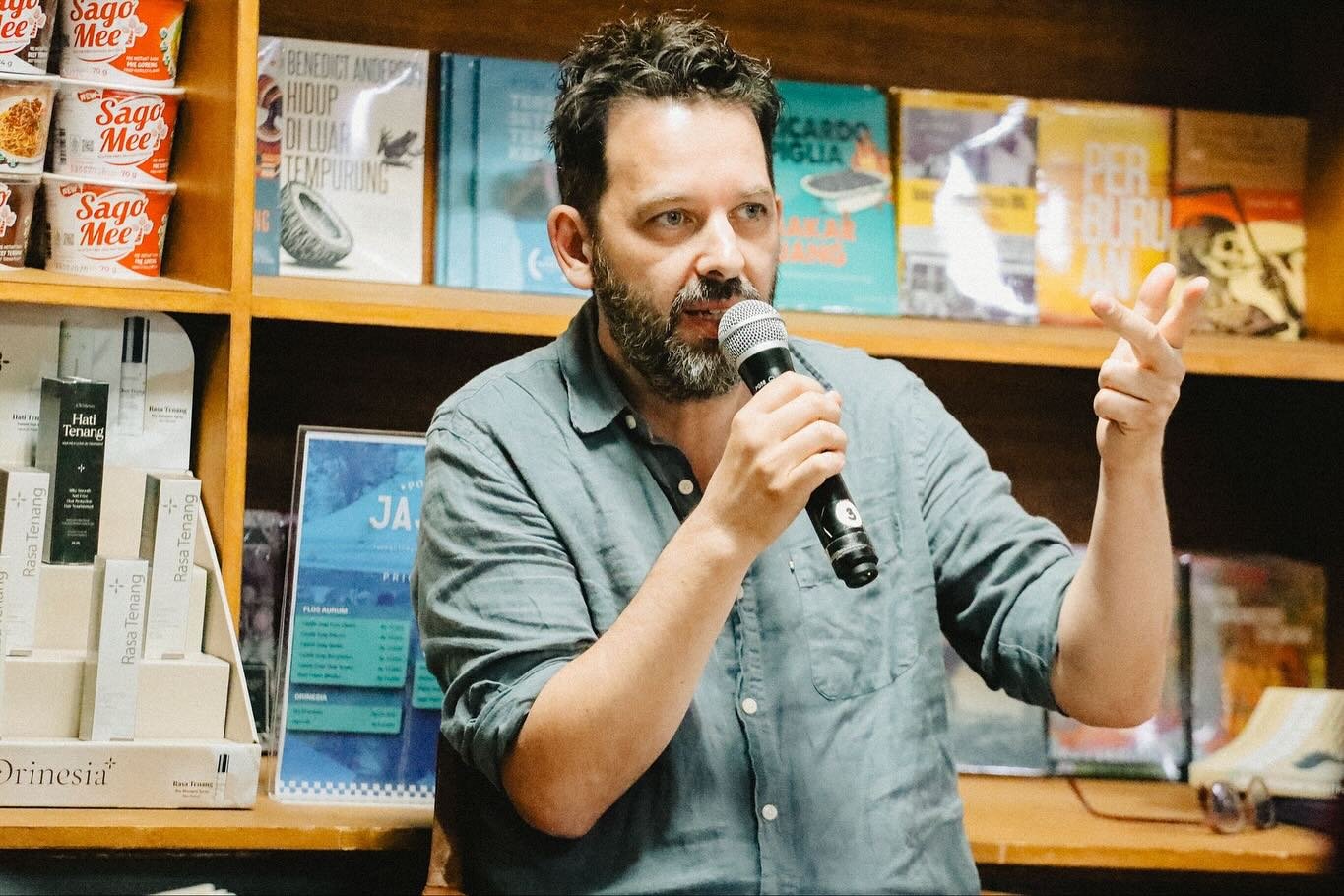 @antloewenstein touring the Bahasa Indonesian edition of The Palestine Laboratory last week in Indonesia. Published this month by @marjinkiri. 

#thepalestinelaboratory