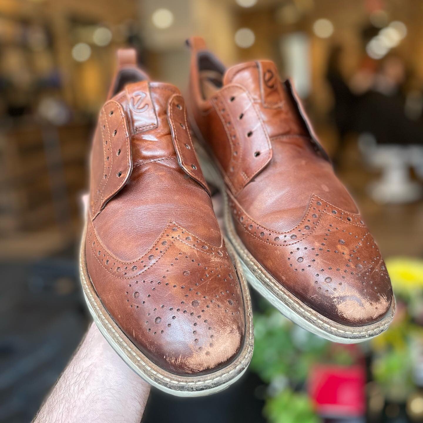 Before and After. New toes on these classroom capers.
.
.
.
#GrandRapids #Shoeshine #patina #beforeandafter #shoeslover