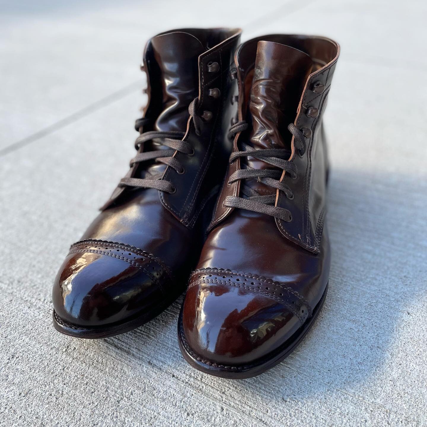 Limited Edition Wolverine 1000 Miles&hellip;with that ice!
.
.
.
#GrandRapids #Shoeshine #1000miles #1000MileBoots #Cordovan #saphir #saphirmedailledor #boots #shoegaze #MirrorShine #limitededition