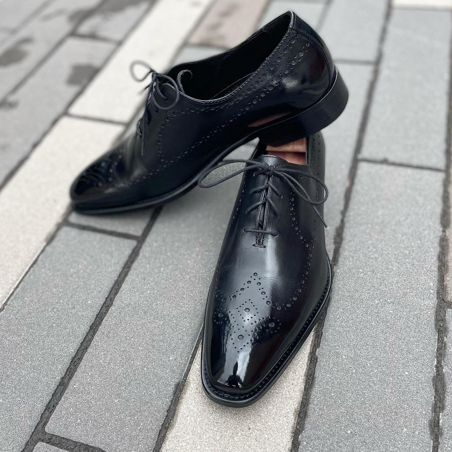 Ok, boss. Now, you&rsquo;re ready to get married.
.
.
.
#Glass #WeddingShine #Shoeshine #MirrorShine #GrandRapids #wedding #johnstonandmurphy #saphirmedailledor #shoeaddict #shoeporn #instafashion #BretonVillage