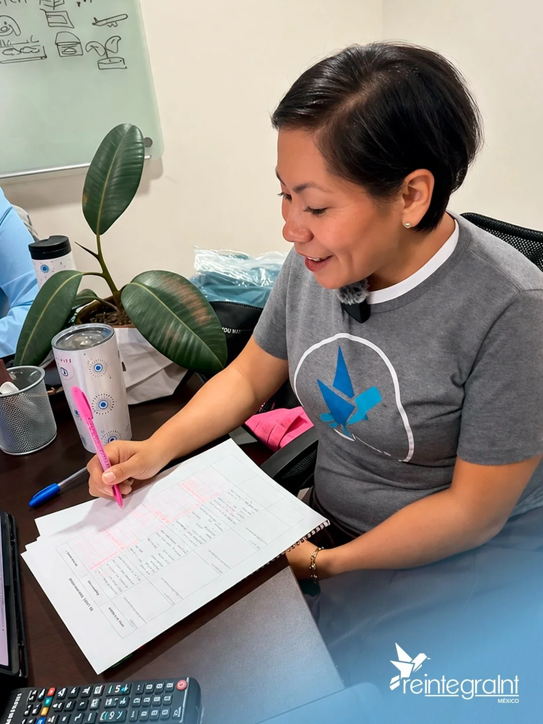 Every Tuesday, our team in @reintegraint_mexico 🇲🇽 gathers for a new group therapy session. A safe space where learning becomes part of the healing process. Through these sessions, women in our program gain tools to better understand their stories,