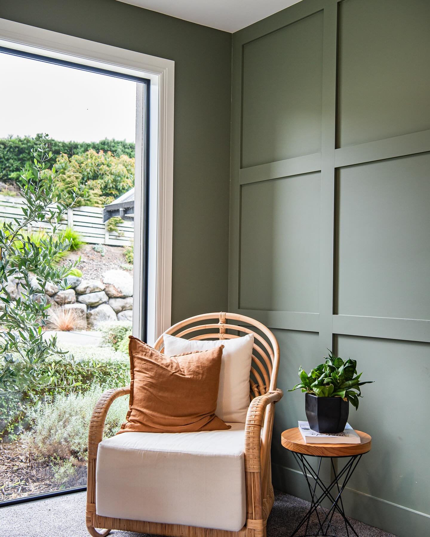 Applying a rich hue to the walls can help to establish a warm cozy space, which is needed on days like today 🌩️🥶 Stay warm!